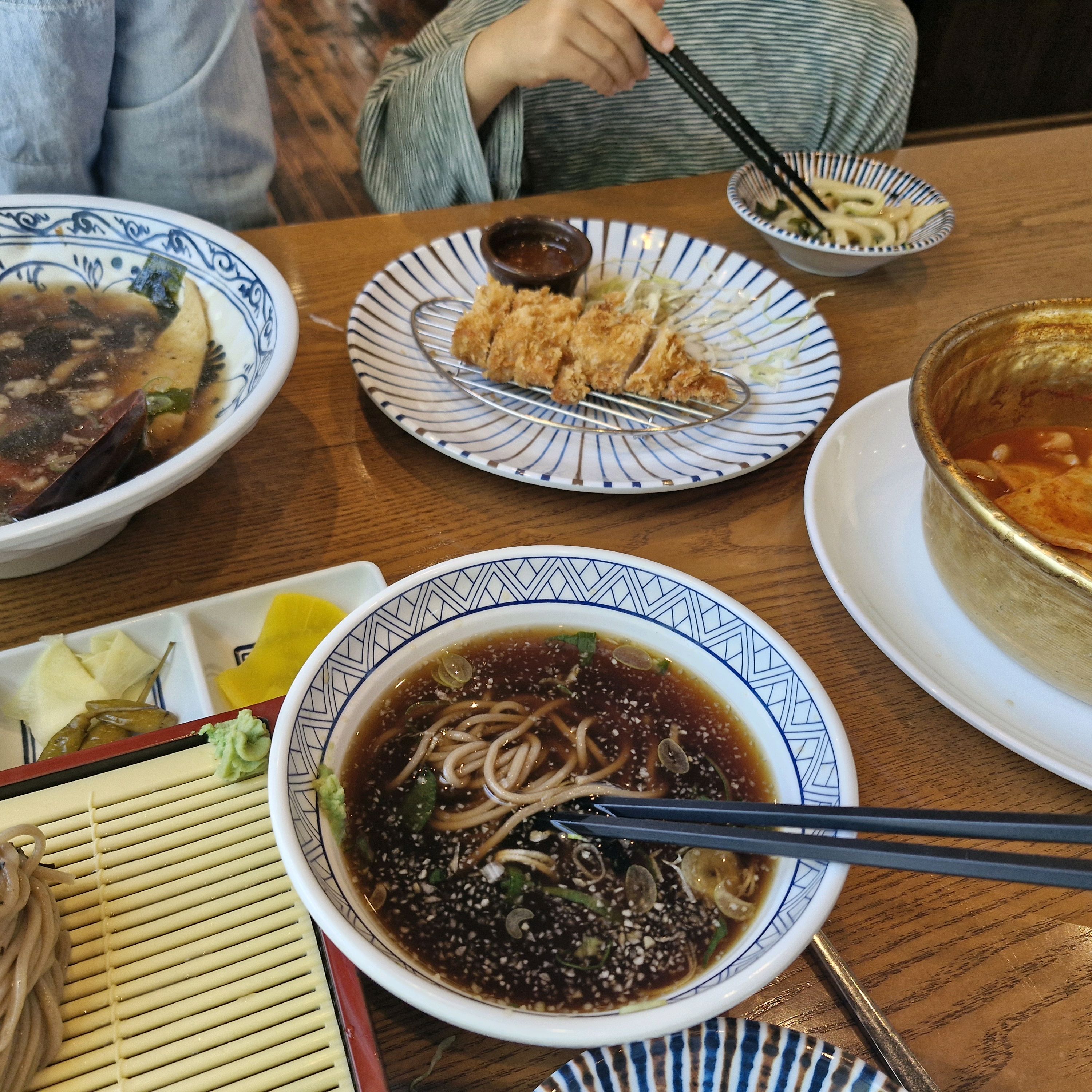 시원한 메밀소바, 매콤한 떡볶이, 우동, 돈까스가 정갈하고 맛있어요~^^ 특히 소바도 맛있
