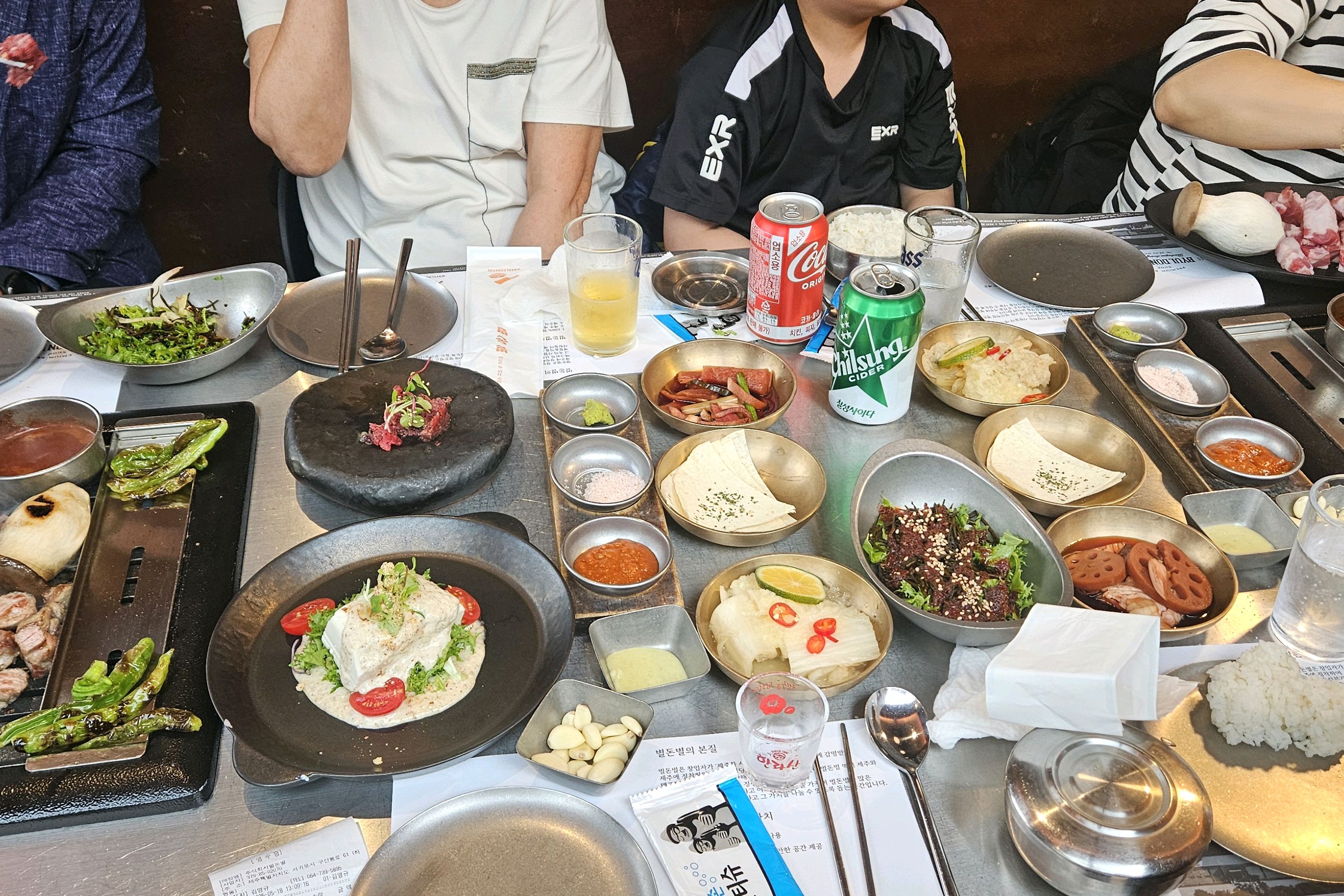 매장 내부가 우아하고 직원분들이 친절하세요 테라스있어서 좋아요!!❤️❤️ - 제주 맛집 별돈별 중문 본점
