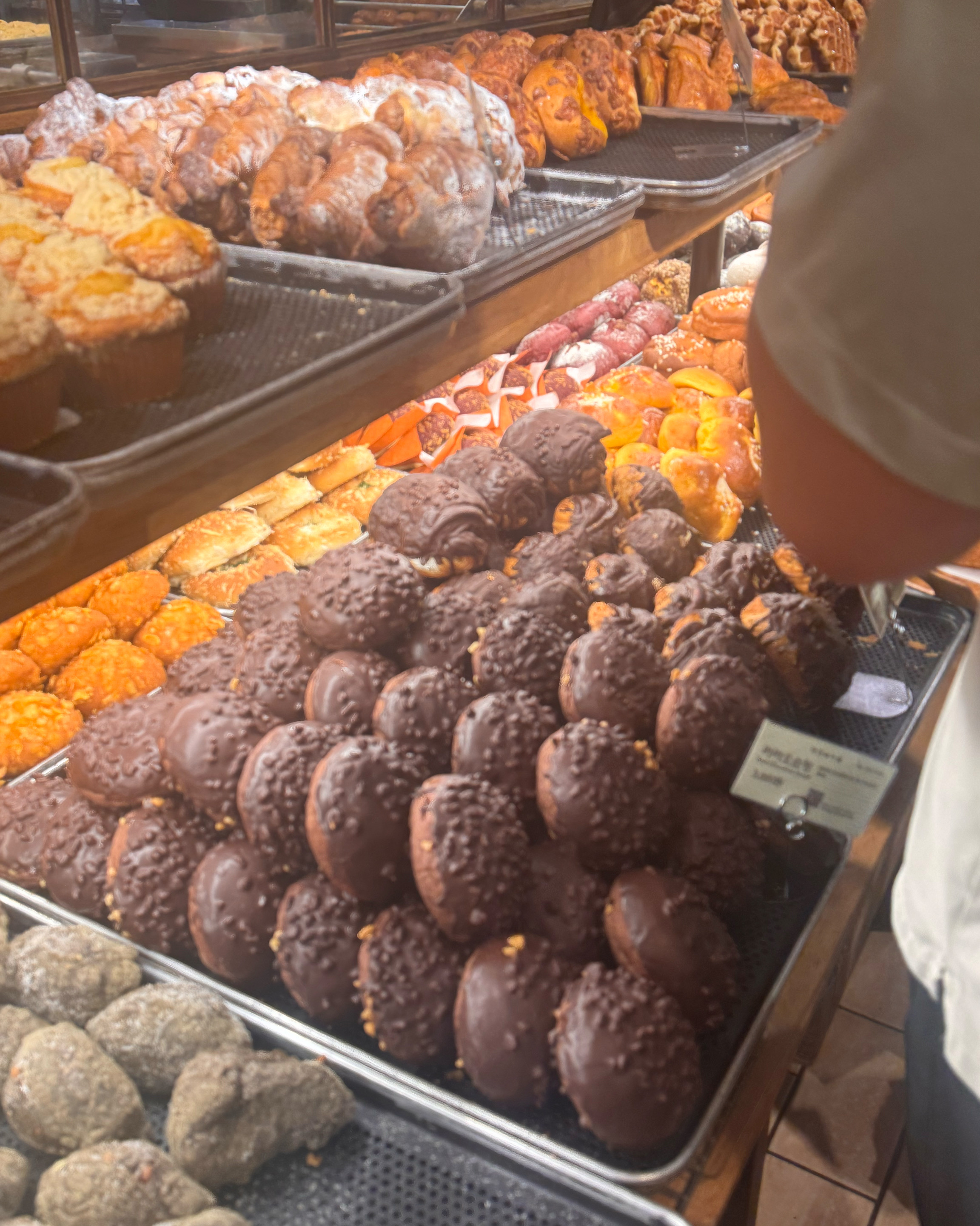손님은 많지만 회전율 빠르고 빵은 설명이 필요없죠👍 - 대전 맛집 성심당 대전역점