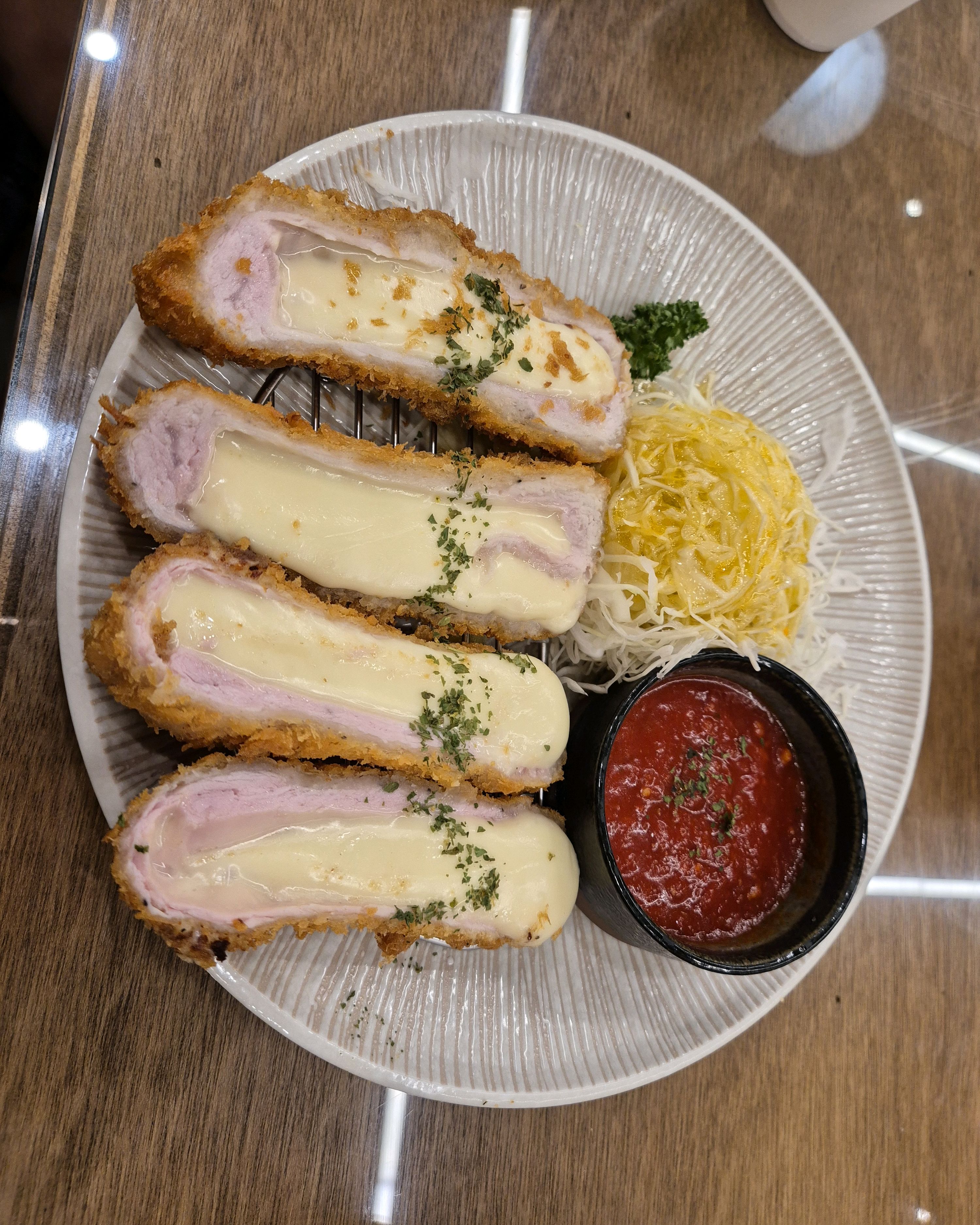 맛있다고 추천받아 가족들과 와 봤어요. 넓은 매장, 친절한 서비스 만족합니다. 음식도 맛있