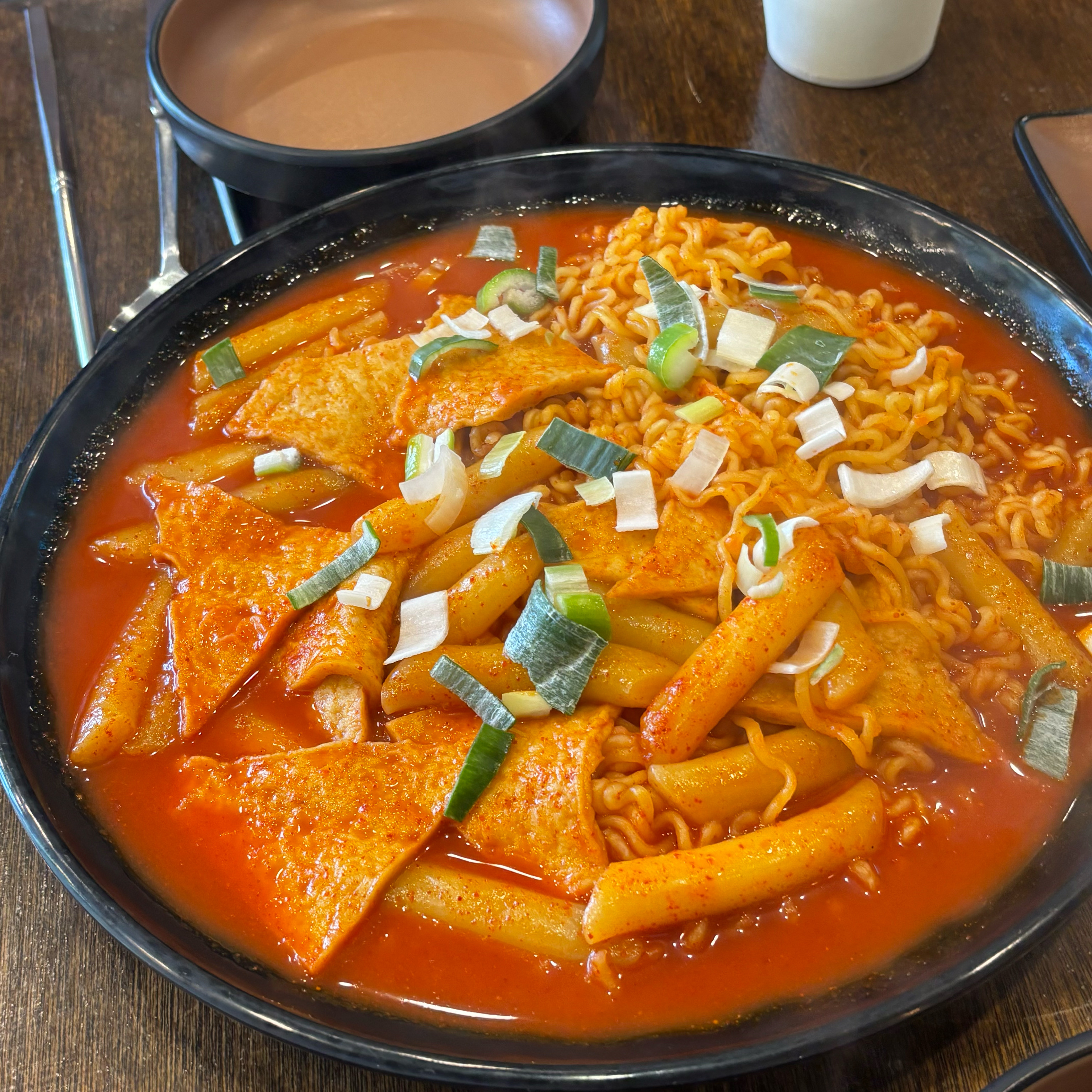 학교 앞에서 먹던 달달한 떡볶인데 떡이 엄청 쫄깃하고 맛있어요! - 구월동 맛집 법대생 팔뚝김밥