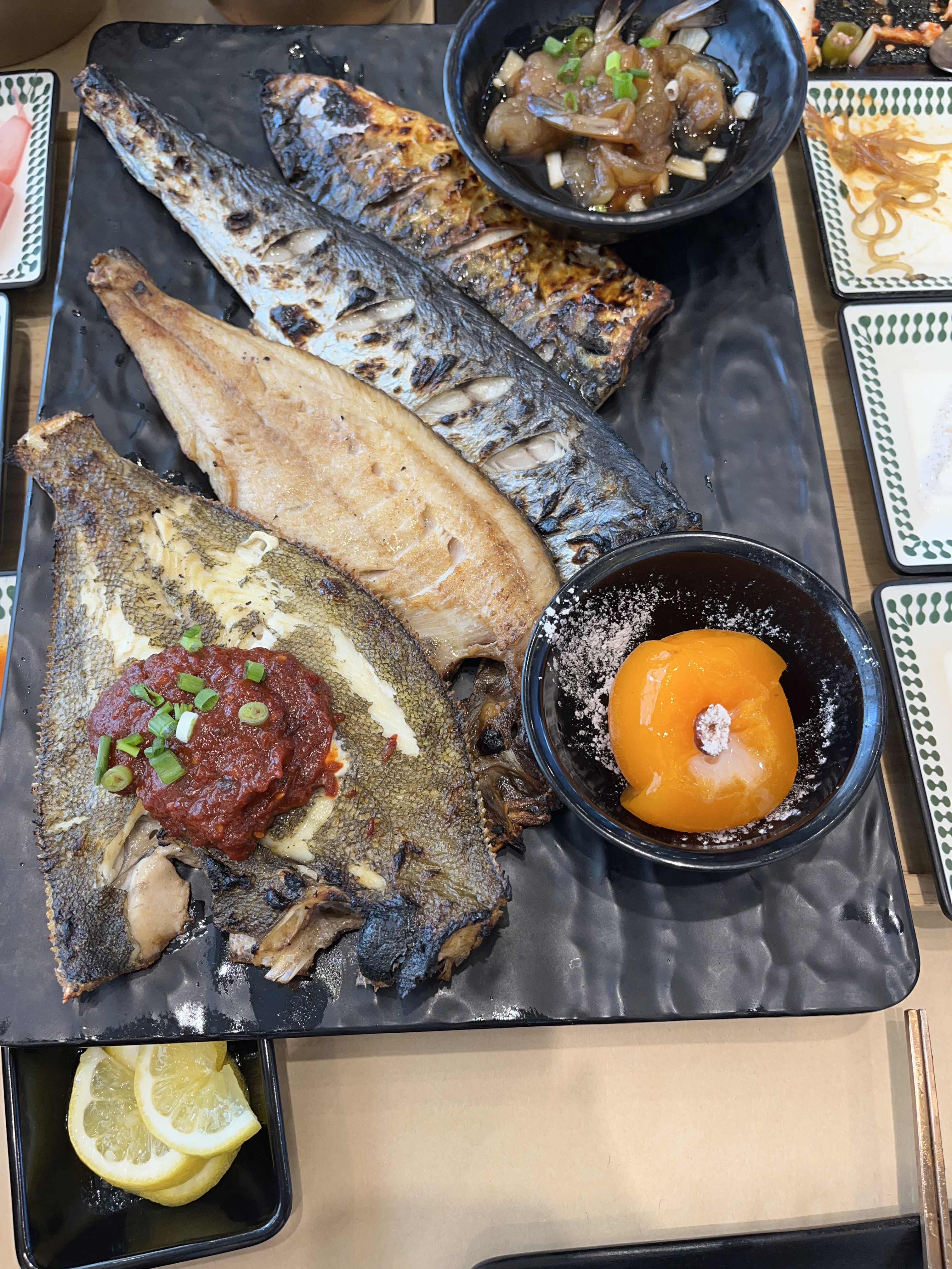 창가엔 바다와 기찻길이 - 송정 맛집 달빛에구운고등어 부산송정점