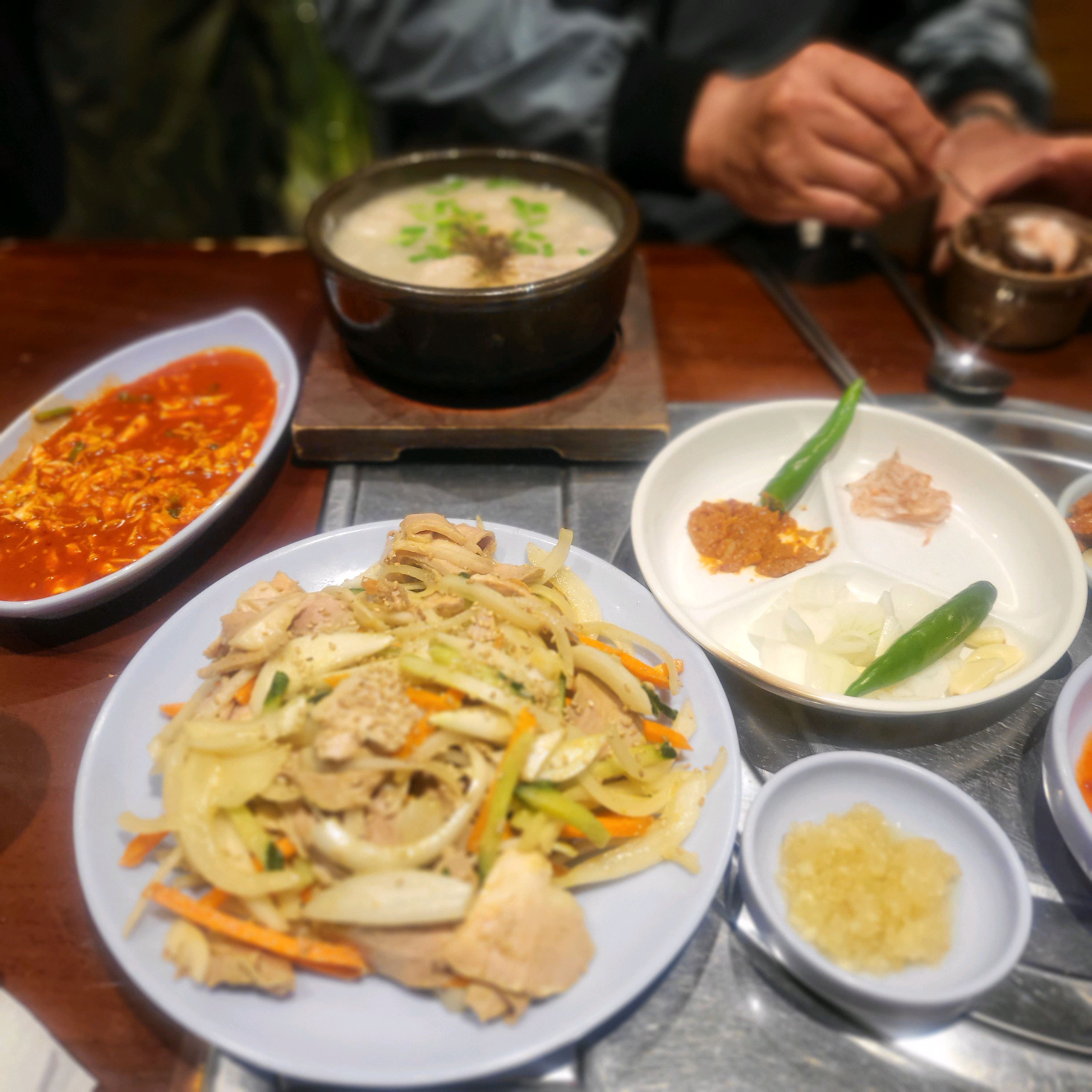 웨이팅 있는 이유를 알겠어요. 국물맛. 고기질 남다름. 냉채수육은 고기부드럽고 야채 싱싱.