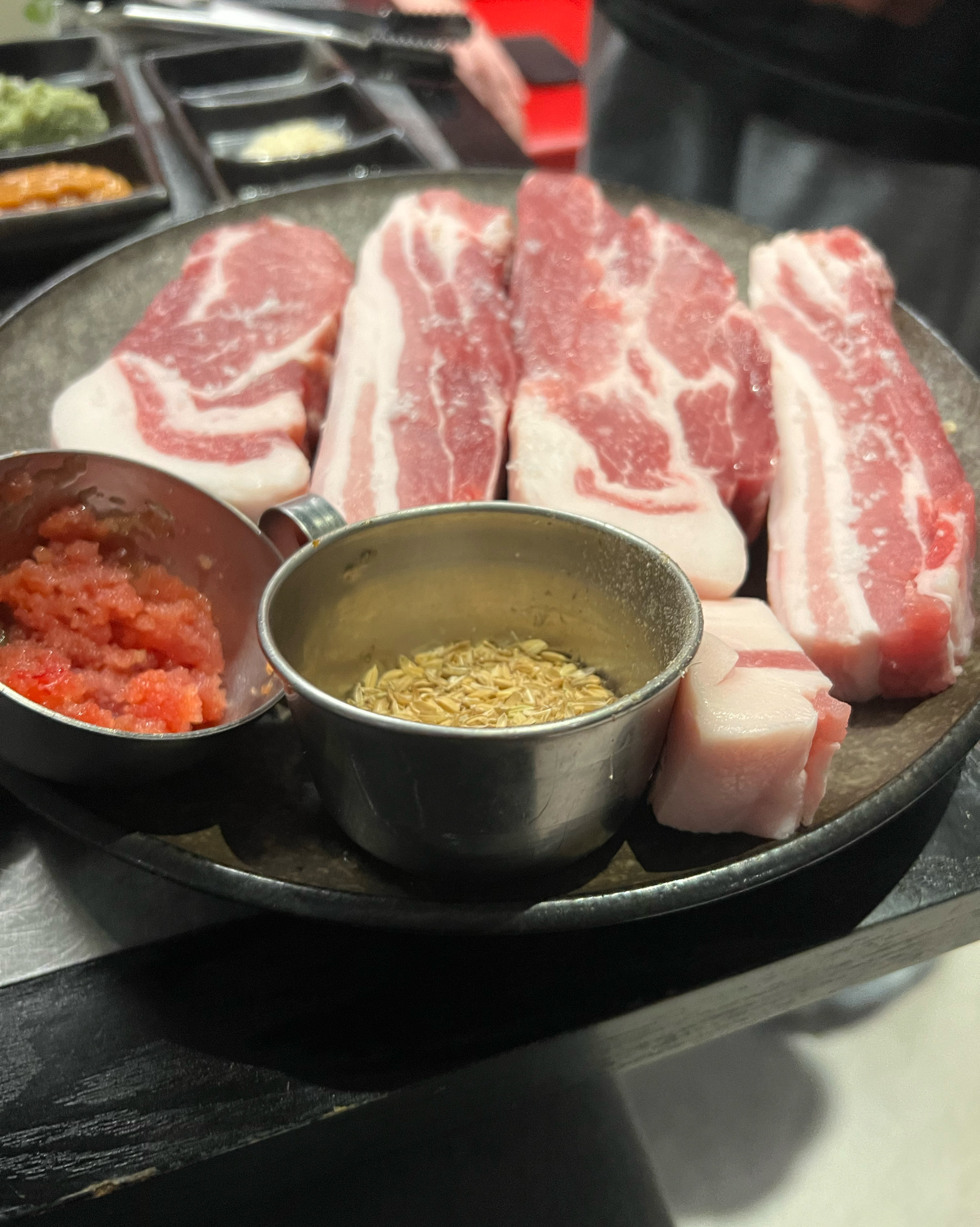 맛있고 고기도 구워주셔서 괜찮았어요. - 제주 맛집 훈도 애월흑돼지 본점