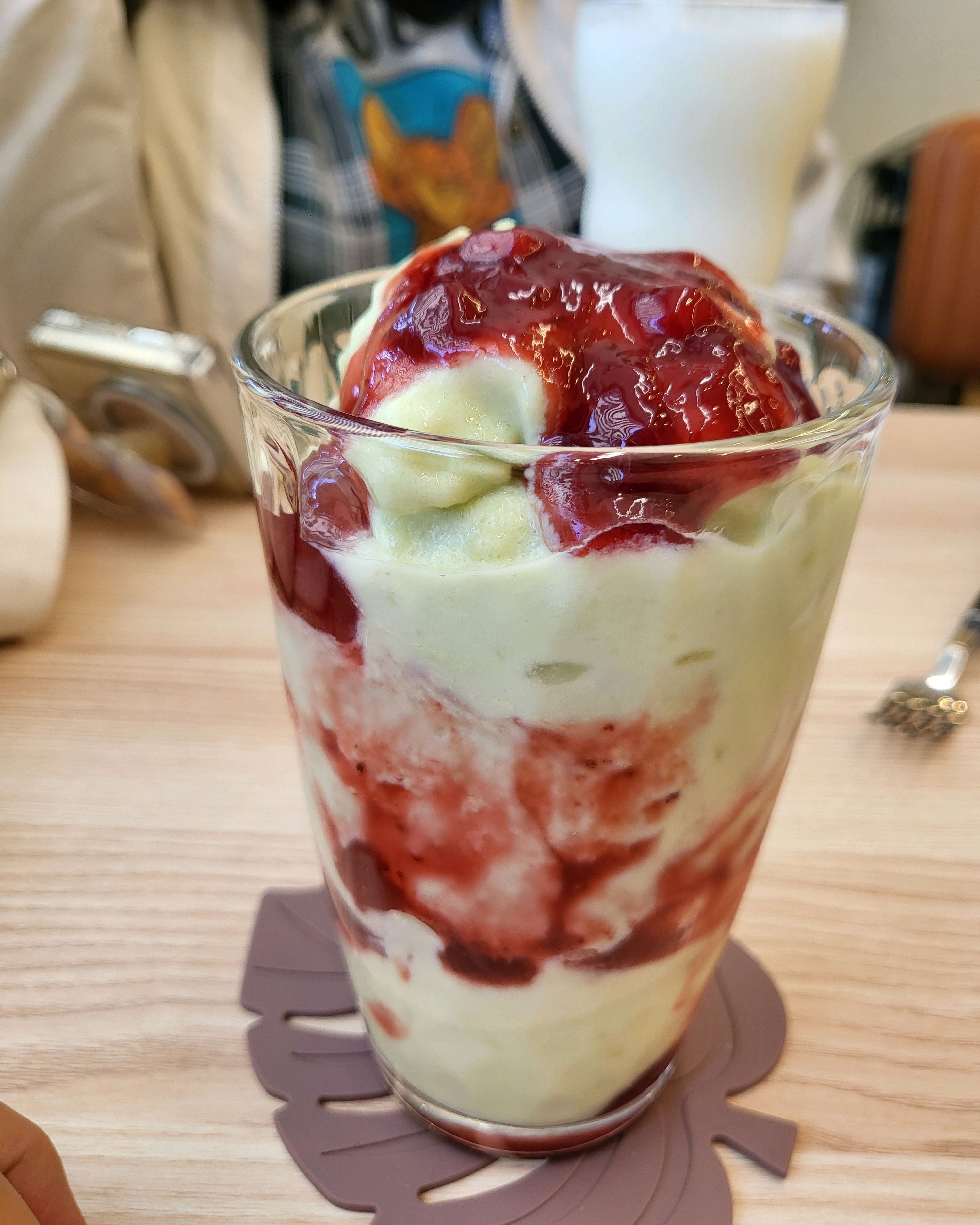 아보카도 딸기 스무디와 빵