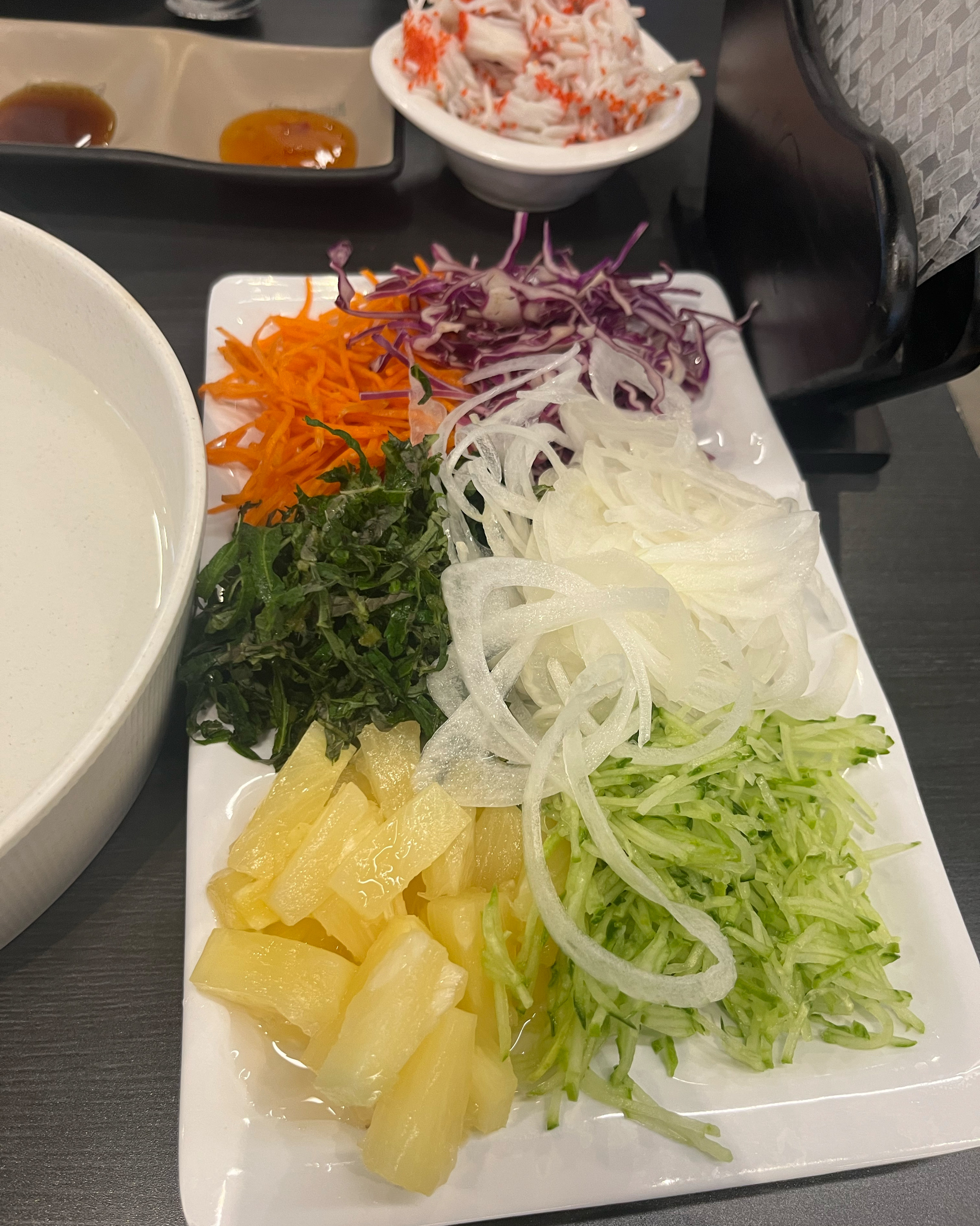 야채가 신선하구 매운육수 샤브가 너무 맛있어요! 떨어지는 음식은 바로바로 채유ㅓ주셔서 좋아