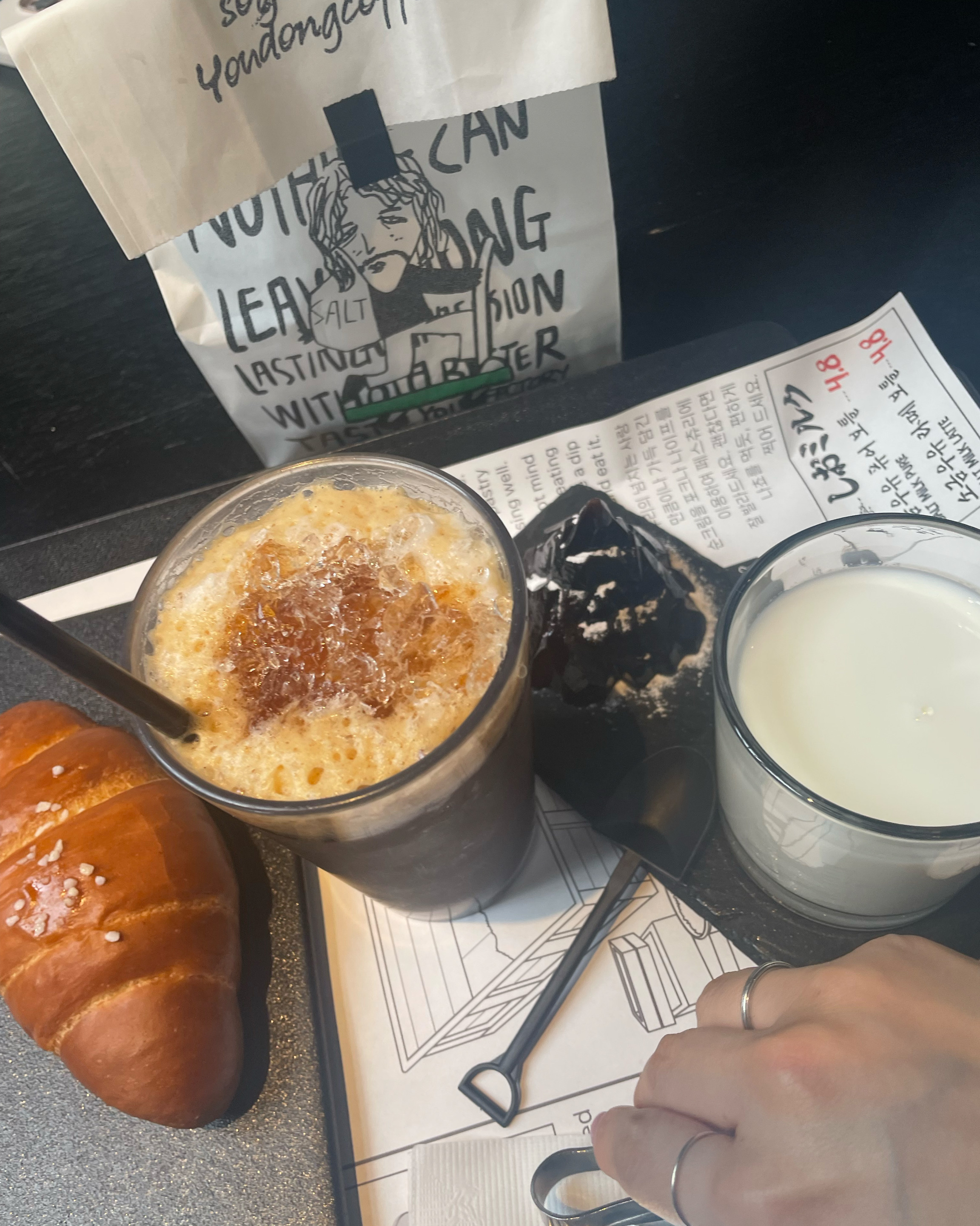 커피도 맛있고 소금빵도 맛있어요! - 제주 맛집 유동커피 소금공장점