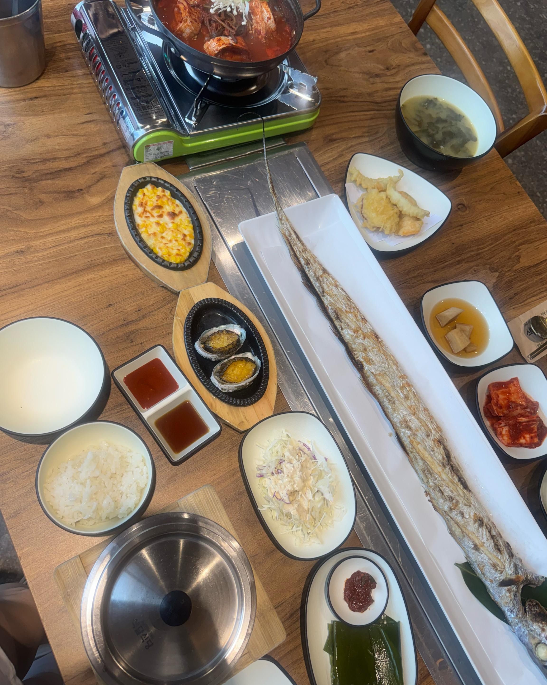 웨이팅없이 바로 들어왔고 음식도 생각보다 빨리나왔어요~~ 갈치구이 갈치생각보다 양많아서 잘