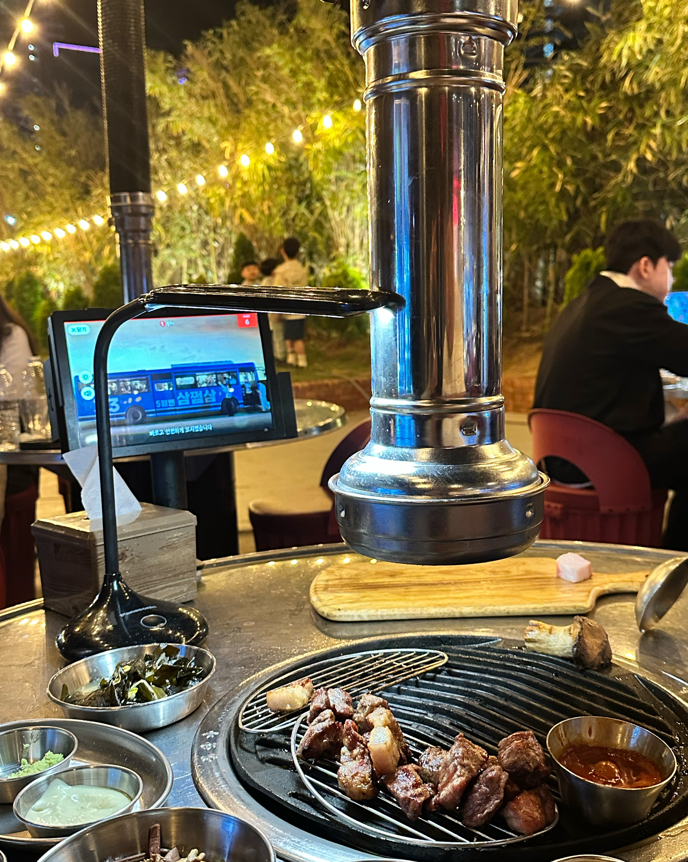 자리에 앉기도 전에 풍겨오는 고소한 연기와 따뜻한 불판이, 오늘 하루의 피로를 말없이 위로