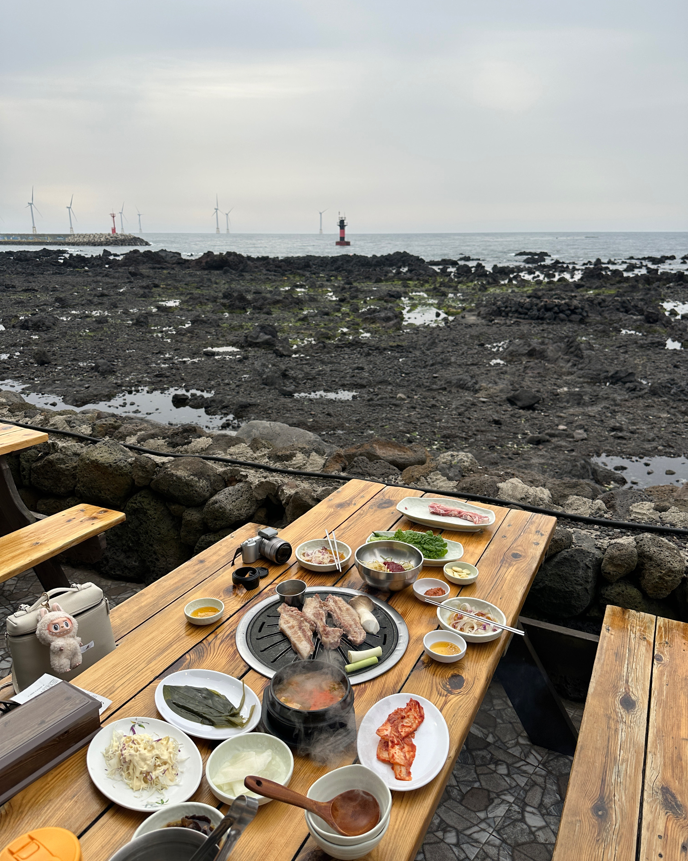 뷰도 너무 예쁘고 고기랑 회국수 너무 맛있었어요!! 회국수는 양도 많고 고기 먹다가 먹으면