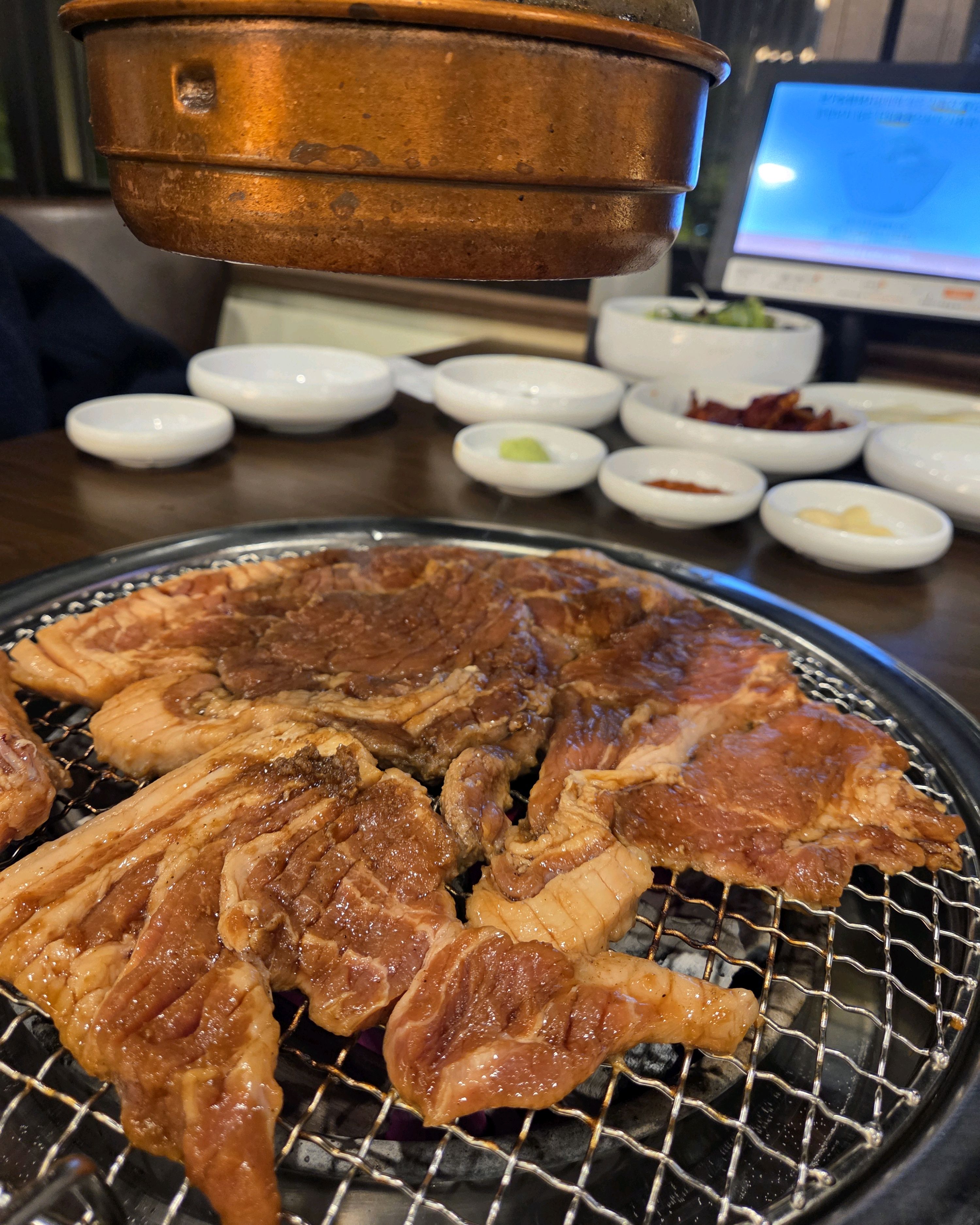 고기도 맛있고 야채도 신선하고 종류도 많아서 좋아요! - 대구 맛집 본가숯불돼지갈비 수성못점