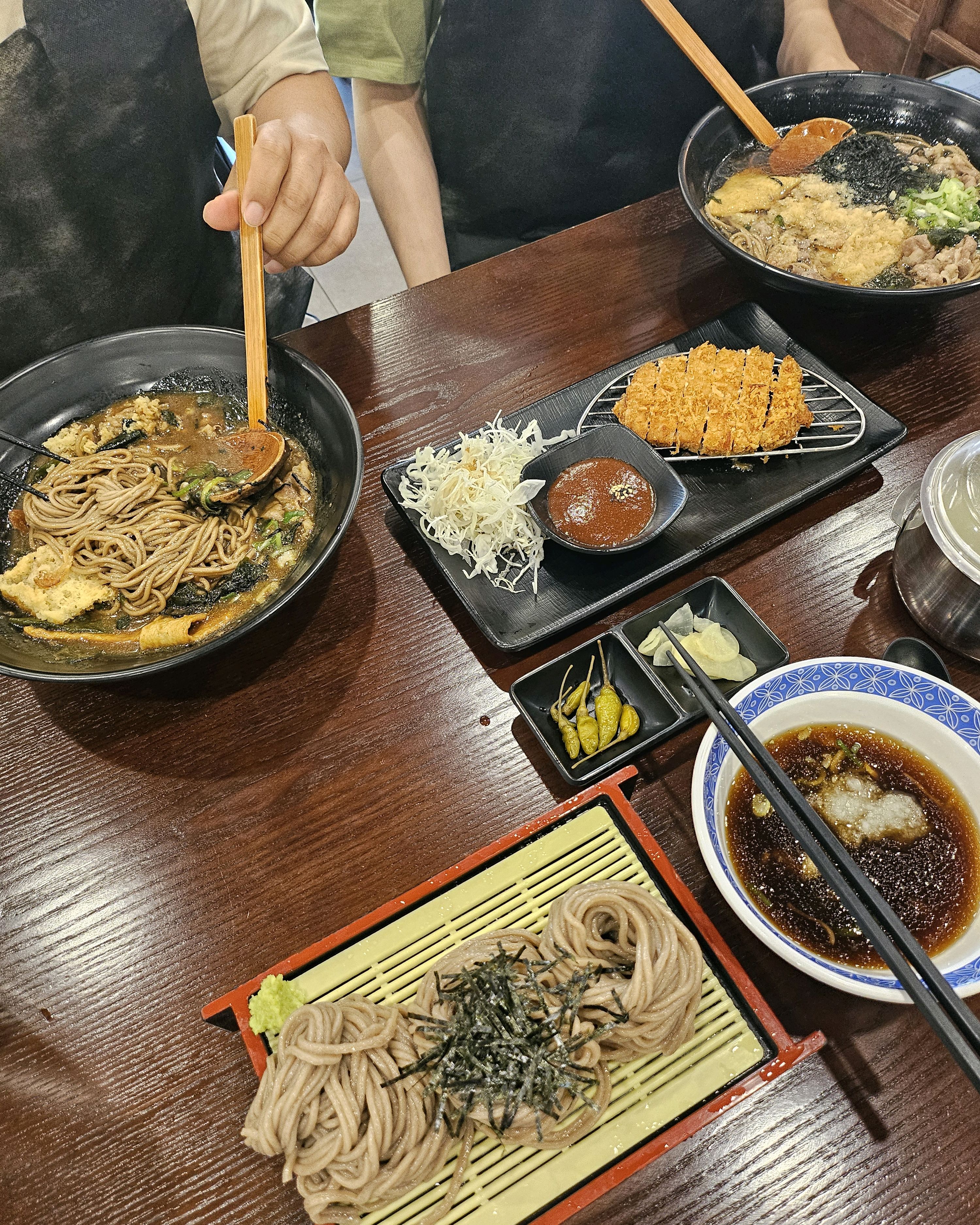 시원한 소바 따뜻한 소바 둘 다 너무 맛있고 추가로 먹은 돈까스도 바삭하니 맛있네요 다음에