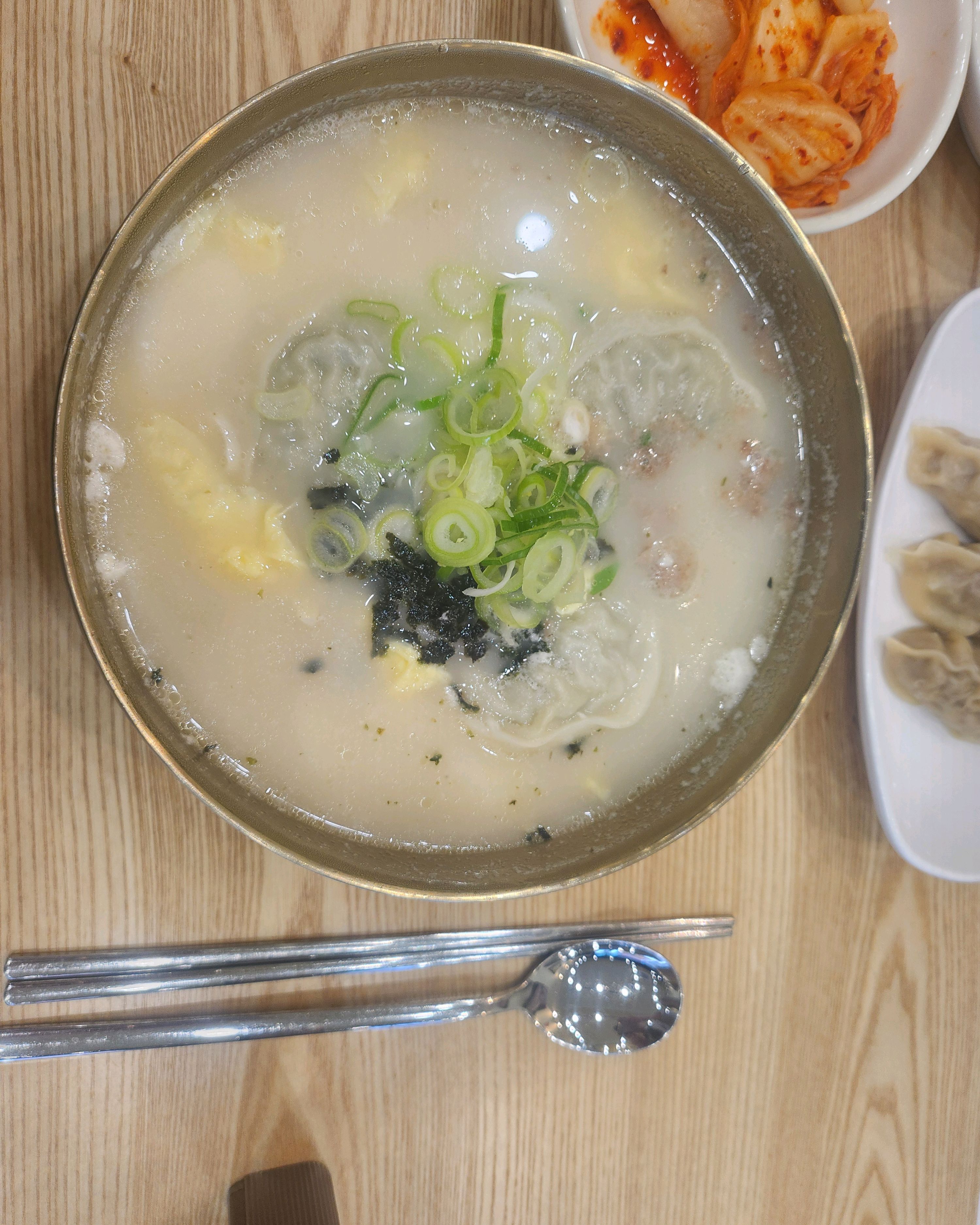 매번 올 때마다 따듯한 국물과 함께 친절하게 응대해주셔서 마음까지 따듯한 가게 입니다. - 아바이마을 맛집 한촌설렁탕 속초조양점