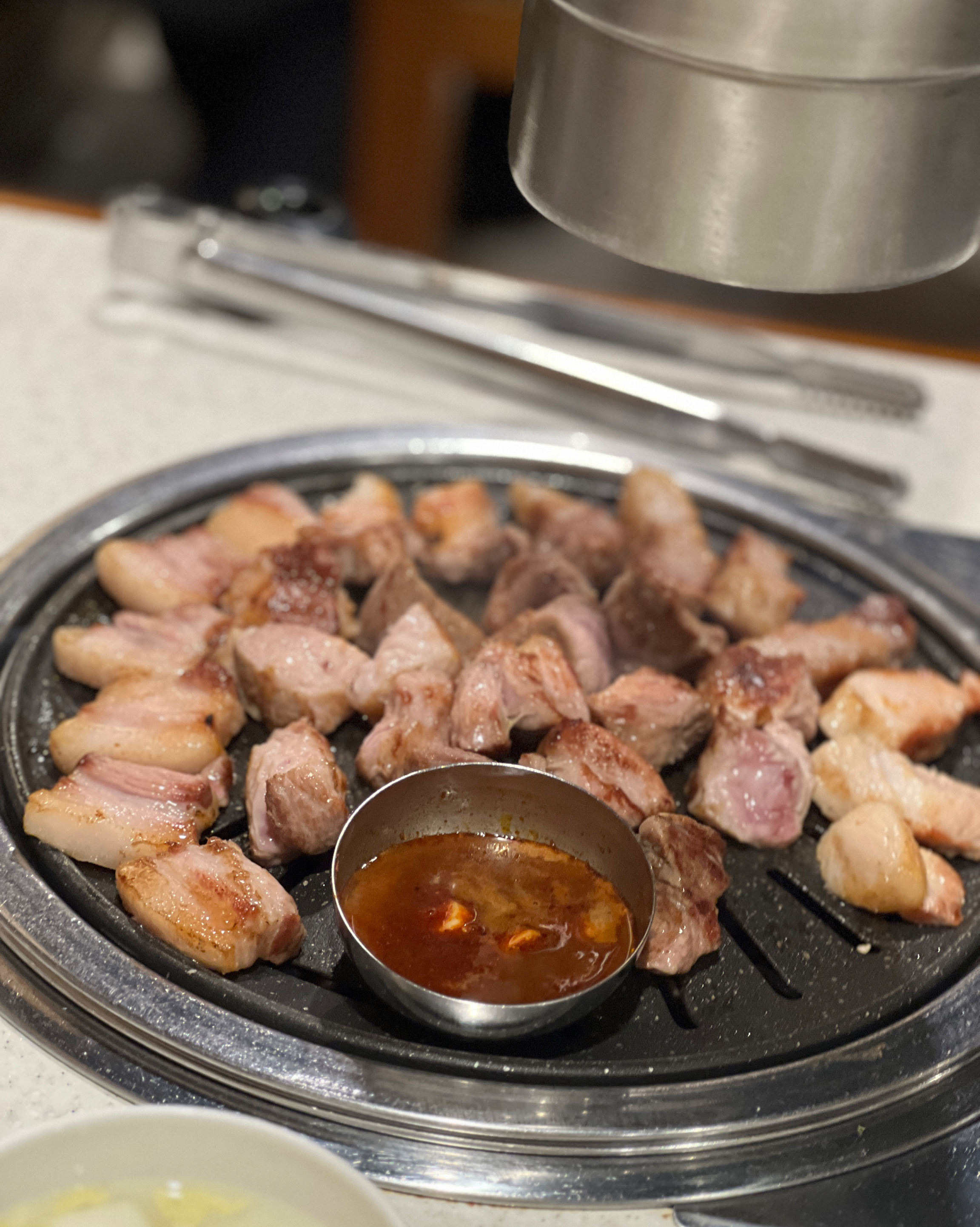 너무나 맛있어요 훈연의 향기가 느껴지면서 고급진 맛이 나요 처음부터 끝까지 고기를 구워주시