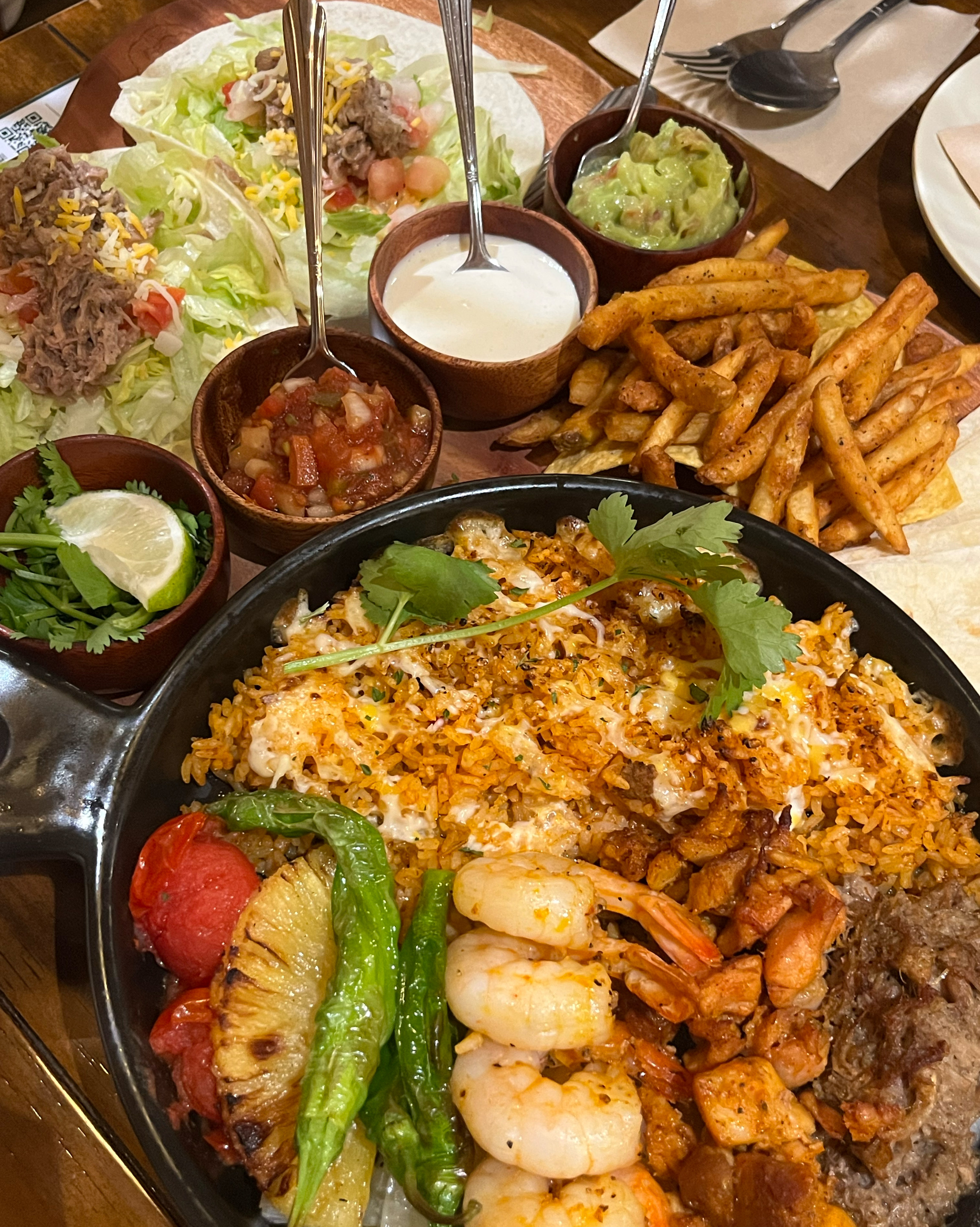 가게 분위기가 너무 좋고 음식도 맛있어요! 파히타먹었는데 너무 맛있고 가게 분위기도 너무 