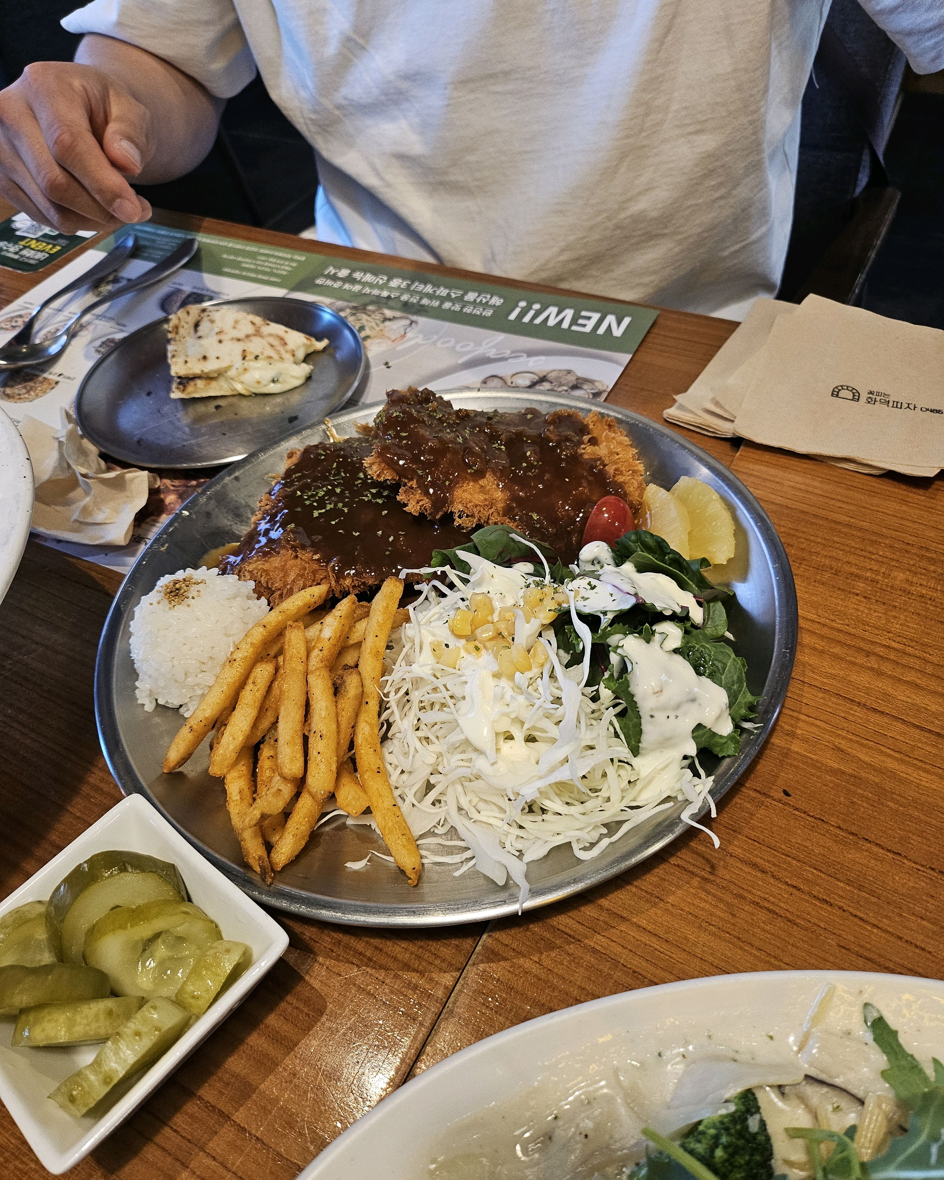 방문시 마다 음식도 빠르게 나오고 양도많아좋아요~~^^ - 대구 맛집 꽃피는화덕피자D485 대구수성못점