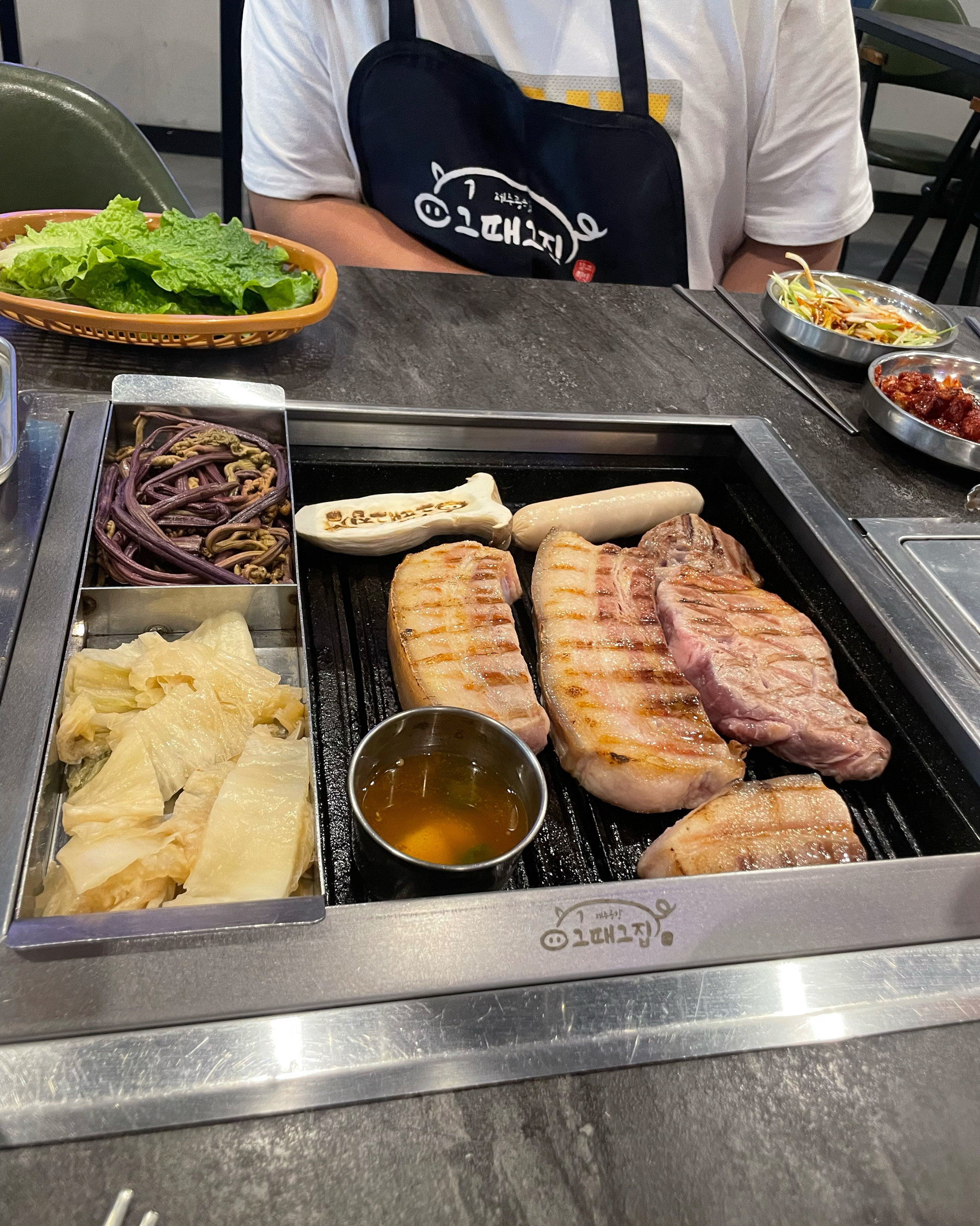 삼겹2목살13인분시켰어요 고기가 두툼하니 좋고 맛있어요 - 제주 맛집 제주공항그때그집