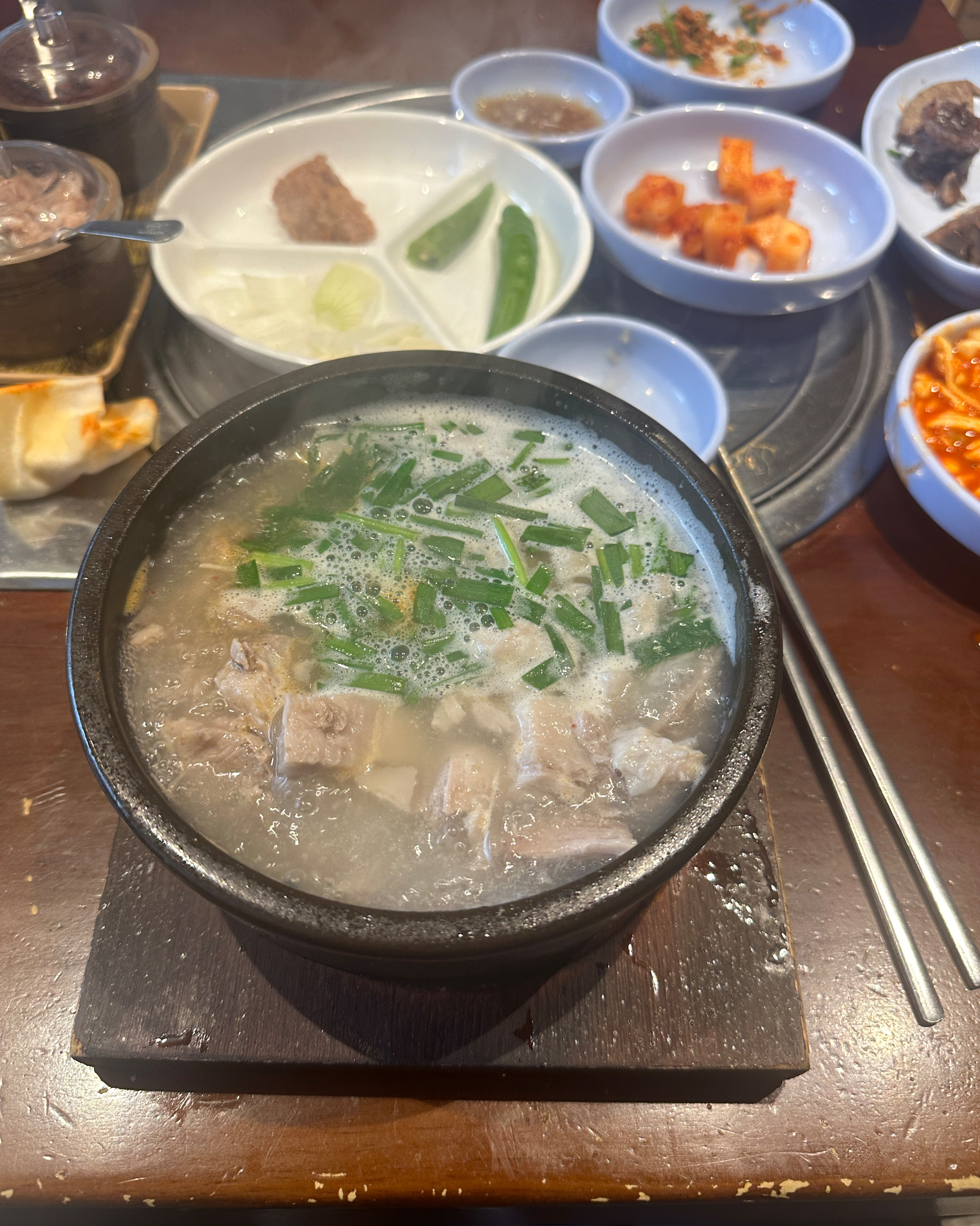 양이 엄청 많고 푸짐해요 맛도 깔끔하고 맛있어요 - 대구 맛집 산더미 미성돼지국밥