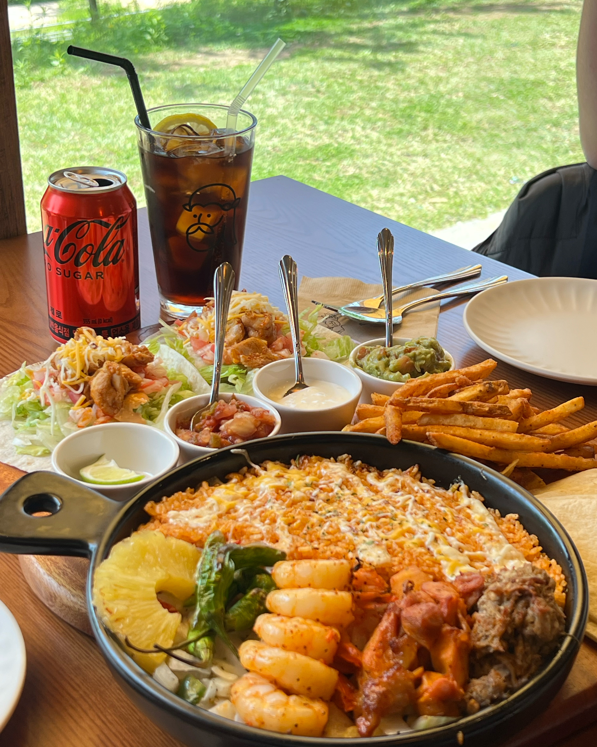 음식 비주얼도 예쁘고 예쁜 만큼 맛나요! 본점이랑 똑같이 맛있습니다! 창밖 뷰도 아쥬 이