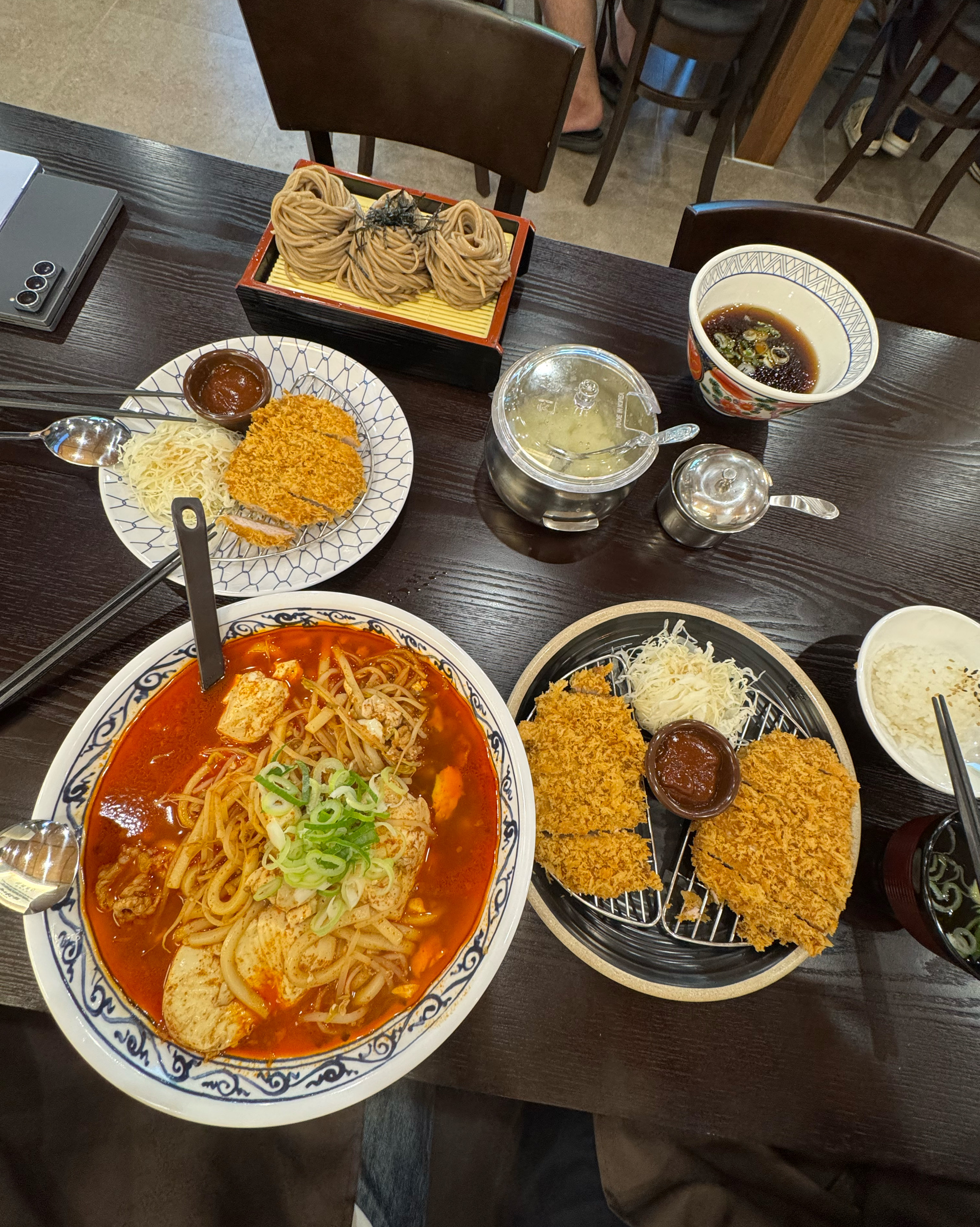 우동도 얼큰해서 맛있고 돈까스도 바삭해서 너무 만족했습니다! 소바도 여름에 먹으면 딱일 것