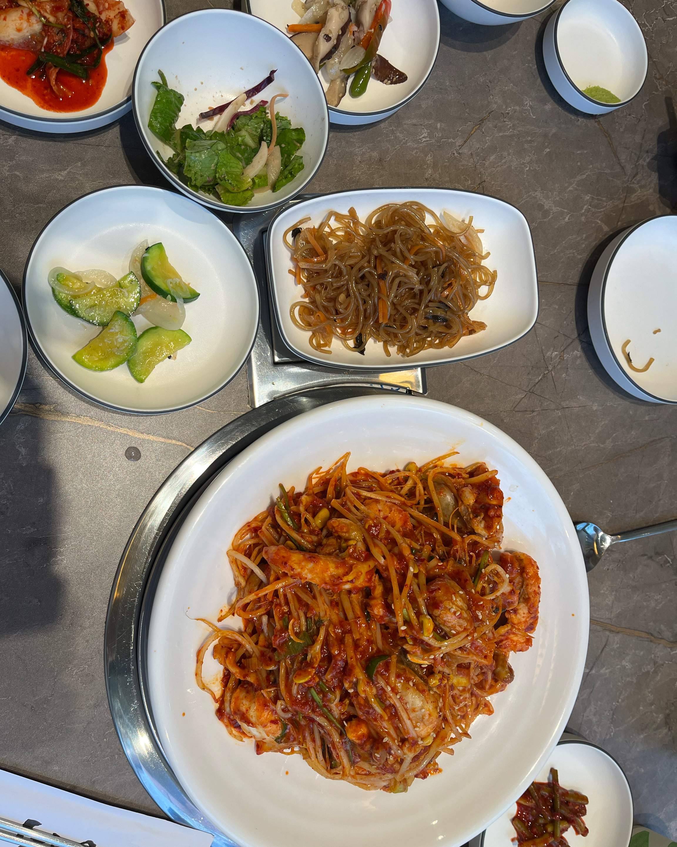 추가 반찬으로 누룽지, 잡채, 마파두부도 있고 아구찜도 맛있어요!! 기본반찬도 알차고 단체