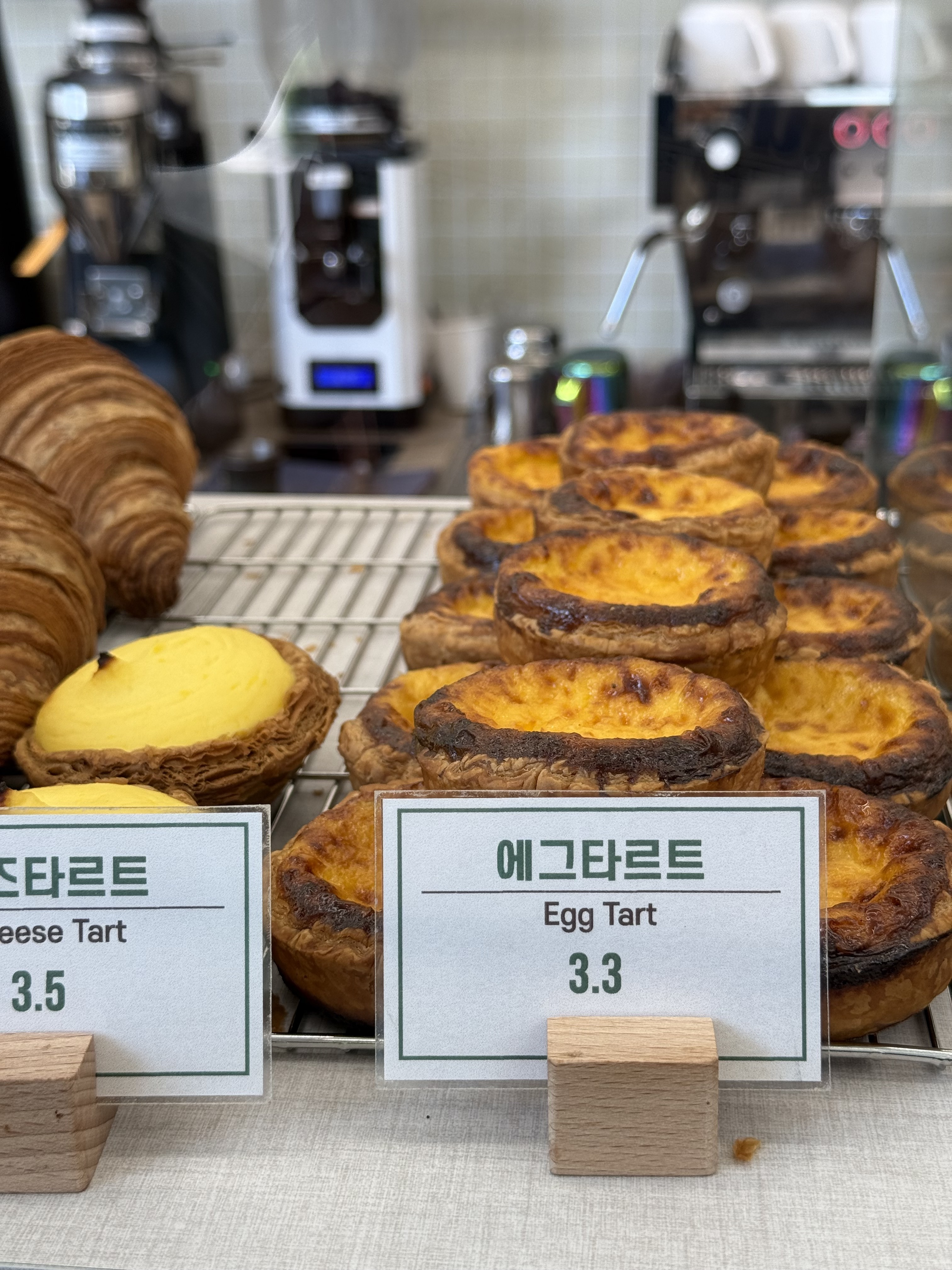 에그타르트 바삭하고 맛있었어요! 계란맛보다는 단맛이 좀 더 강했는데 페스츄리가 맛있었어요.