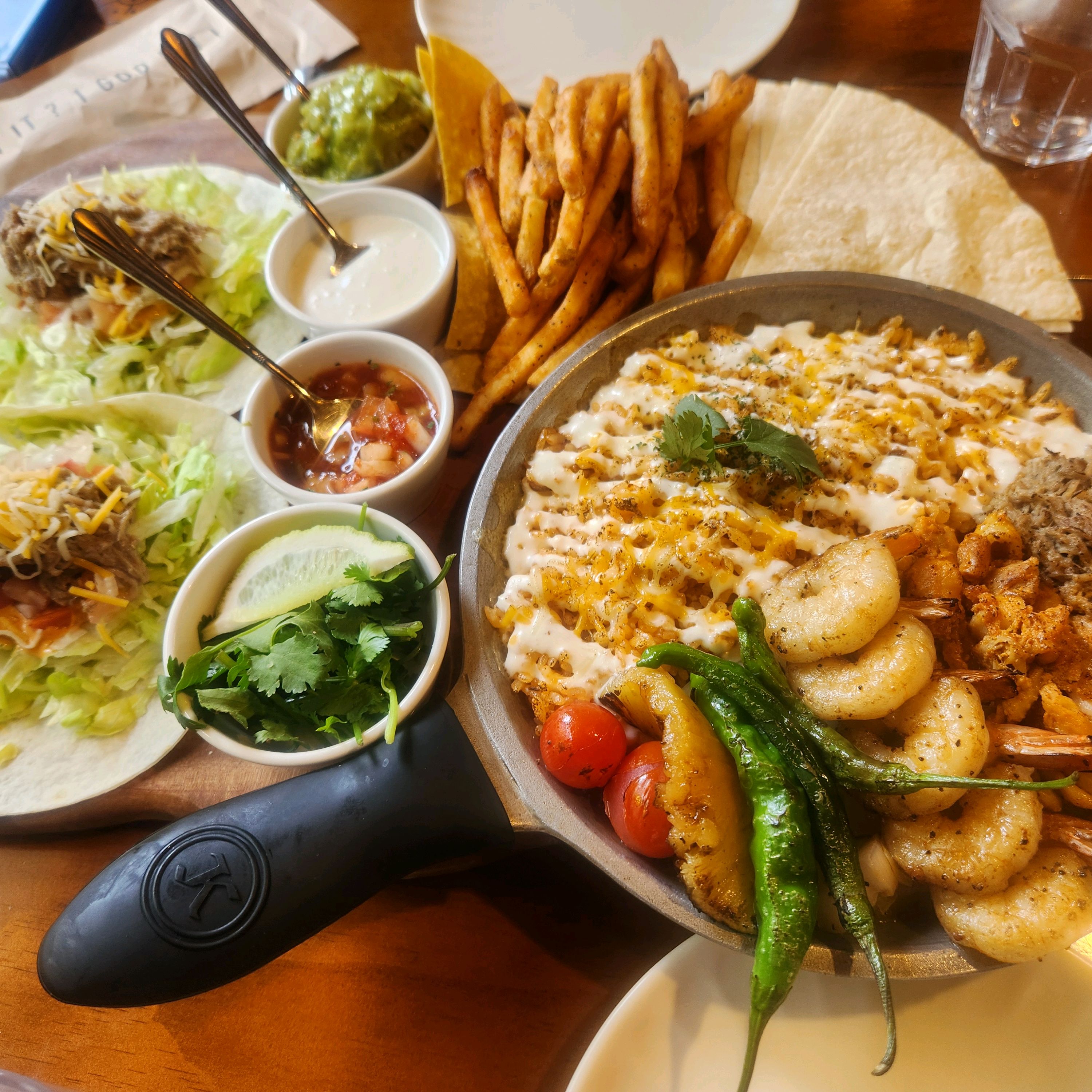 평소에 멕시코 음식을 좋아하는데 너무너무 맛있게 잘 먹었어요. 2인세트 시키니 딱 맞네요.