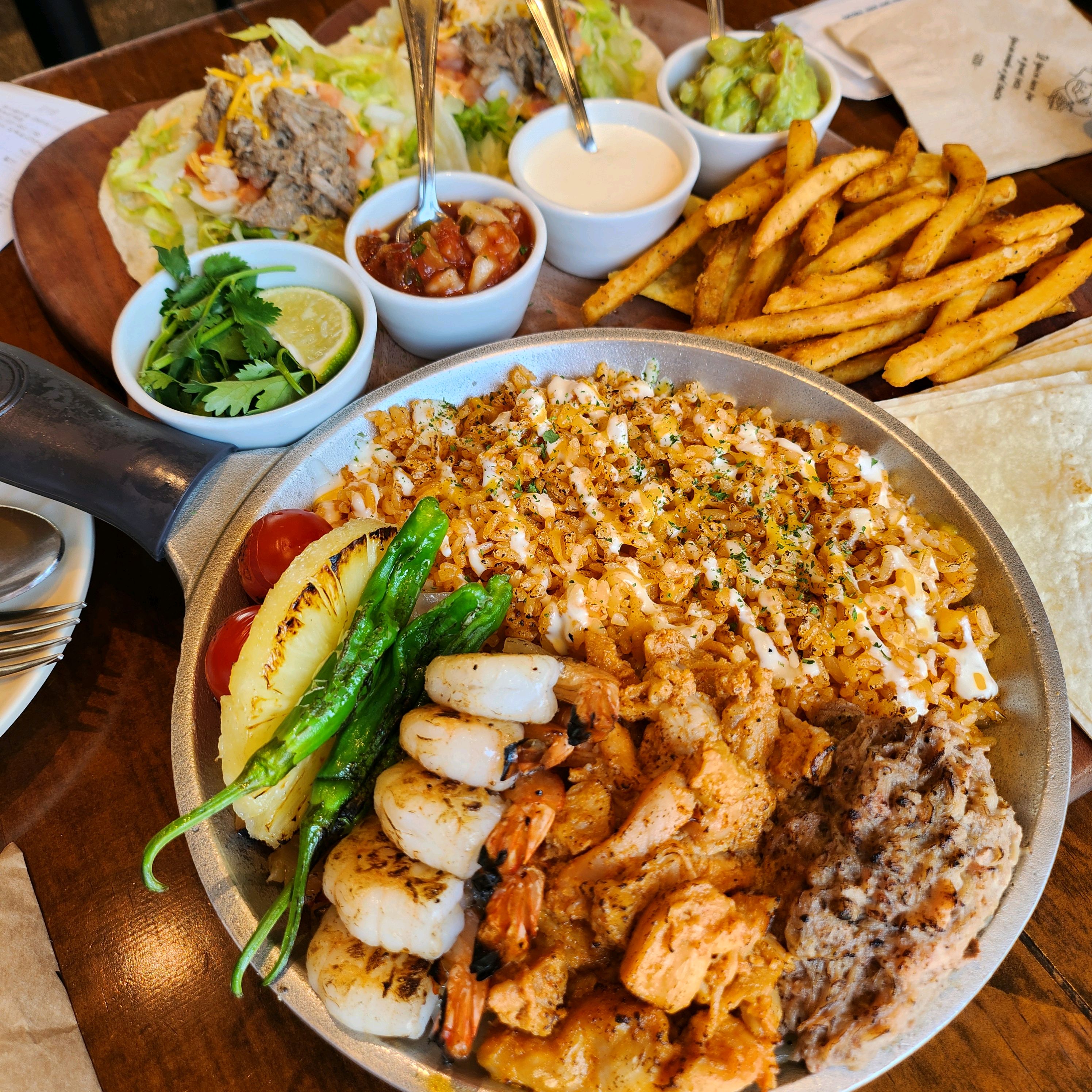 갓잇 파히타 세트 주문했는데 맛있어요! 매장 분위기도 느낌있고 너무 좋아요. 매장 앞에 주