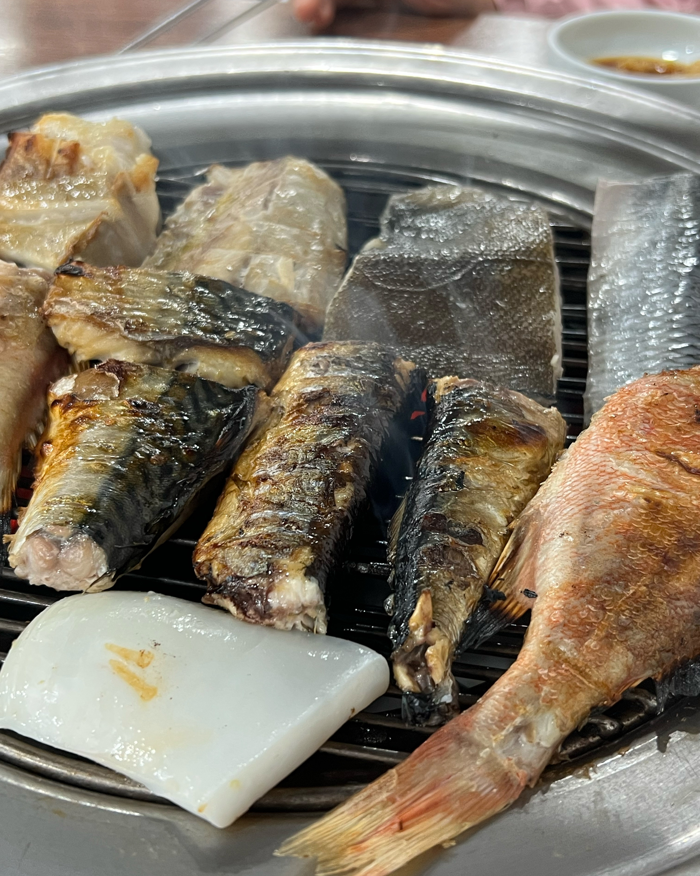 오픈때 갔어요 직원분이 직접 다 구워줘서 편하긴합니다 비싼생선은 조금 나오고 고등어가 많아