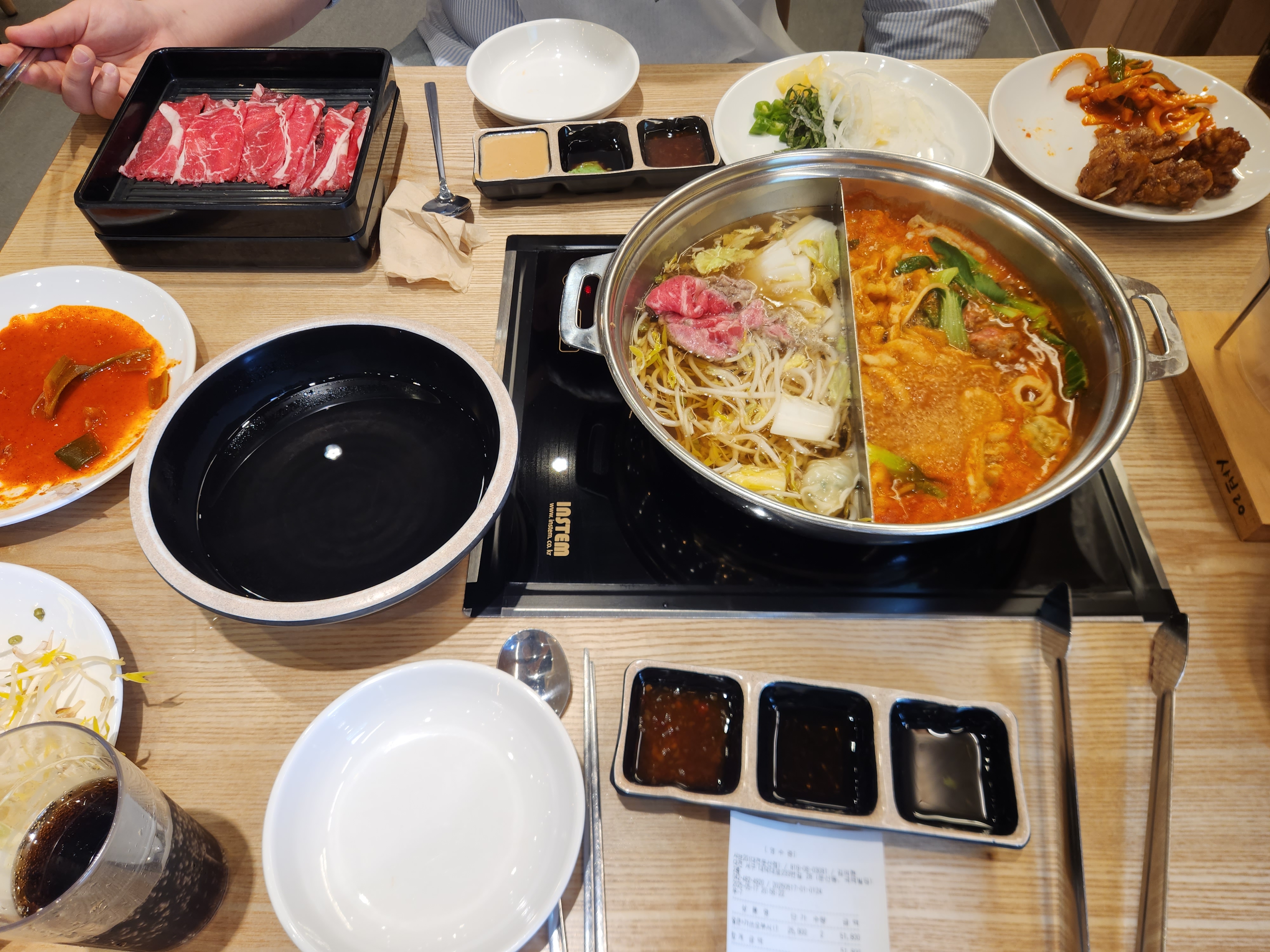 고기, 야채 등 무한리필이라 정말 좋아요 무한리필이라고 질이 낮지도 않고 다 맛있네요 음료