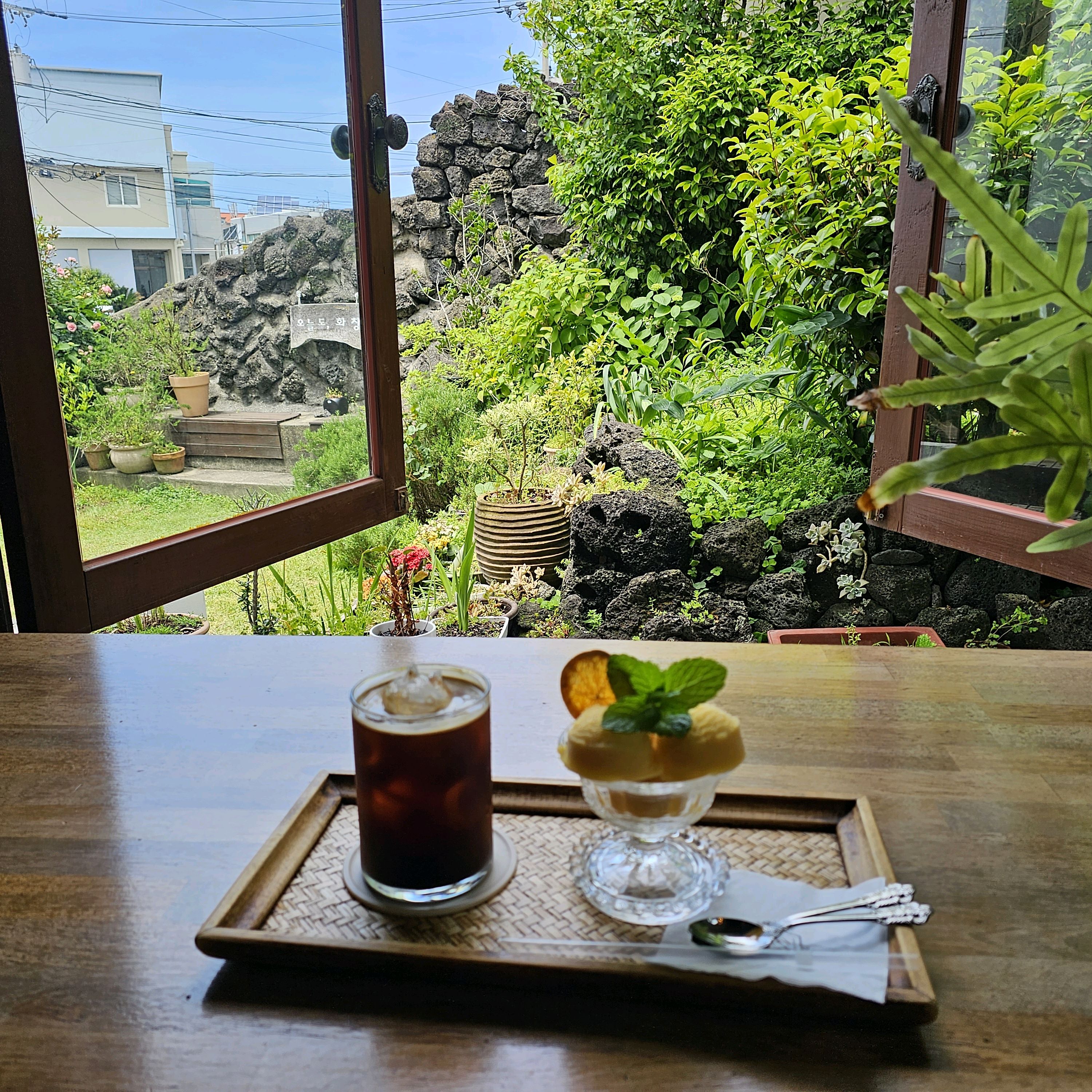 뷰가 너무 이쁘고 커피가 맛있어요ㅎㅎ - 제주 맛집 오늘도화창