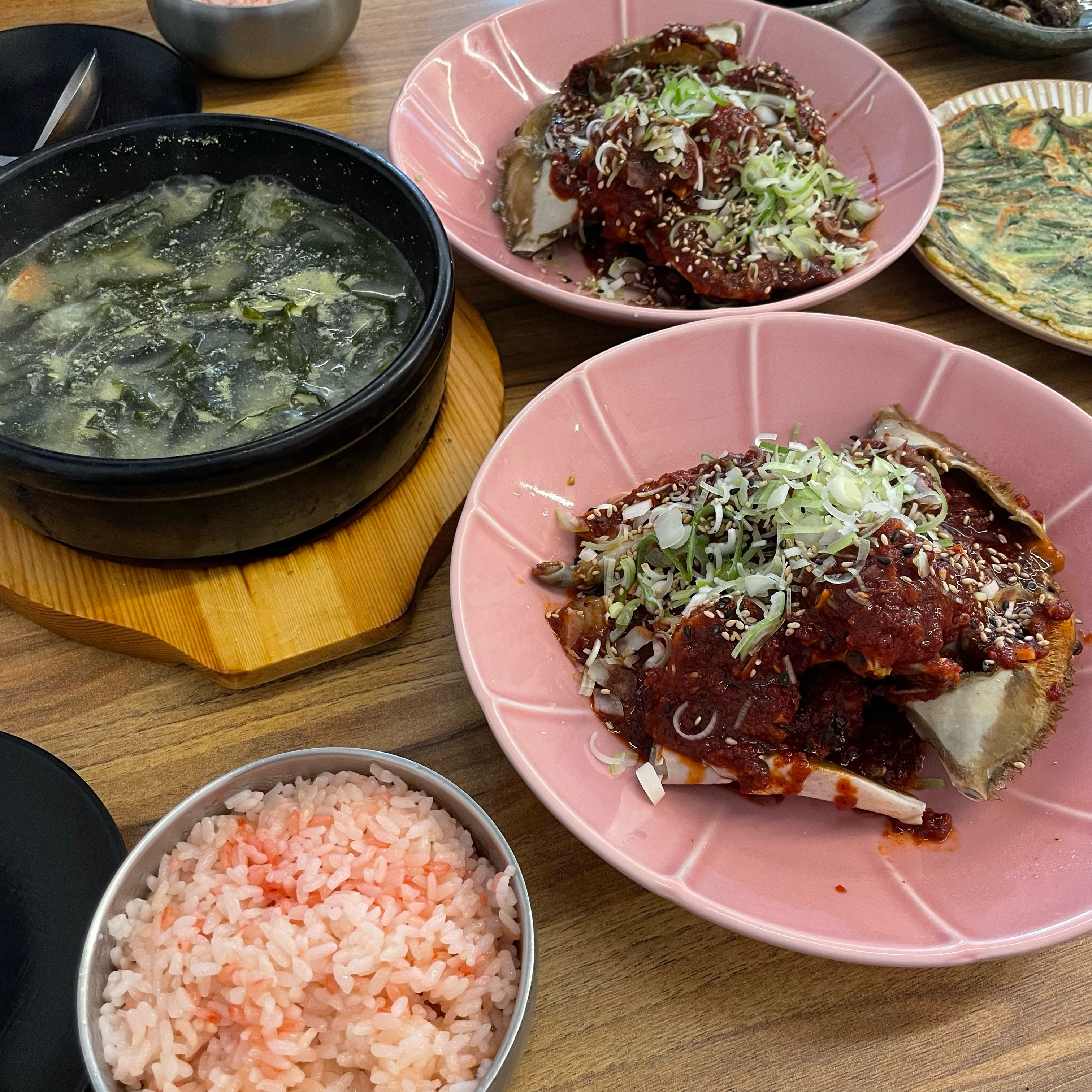 주변 맛집 검색하다가 왔어요. 진득한 양념 게장이구요. 단맛 강하지 않은 양념이라 좋았어요