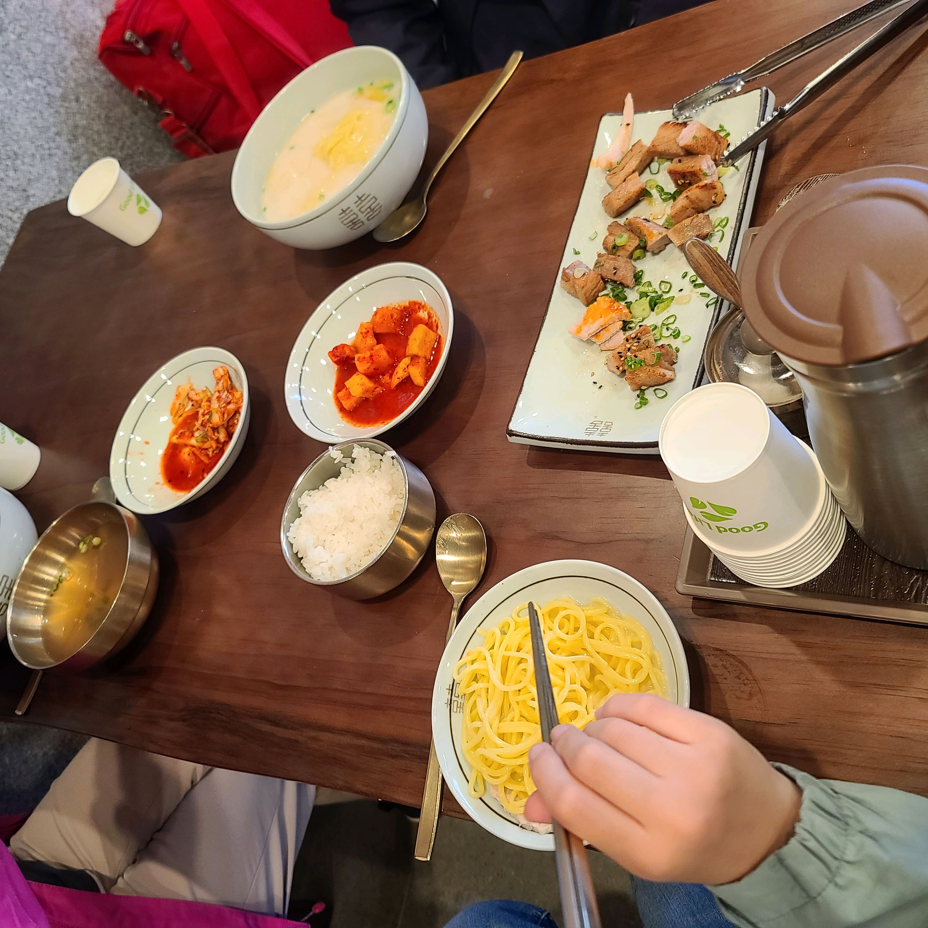 제주도 도착 후 첫끼니로 선택한 국수 너무잘한것같아요. 고기산적도 입맛까다로운 아이가 맛있