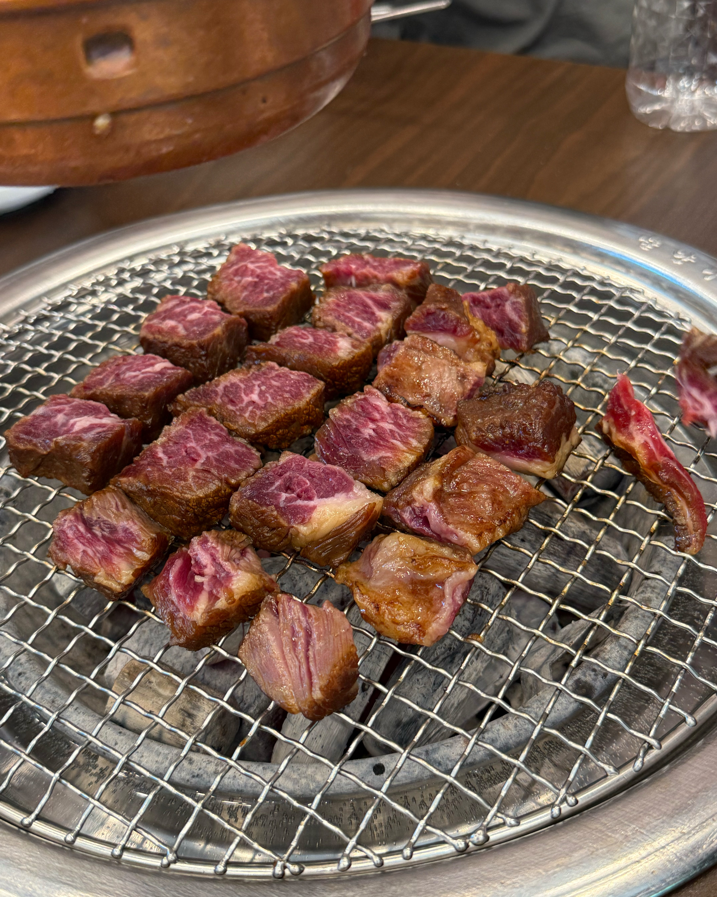 주말인데도 주차자리가 넓어 편했고 - 대구 맛집 본가숯불돼지갈비 수성못점