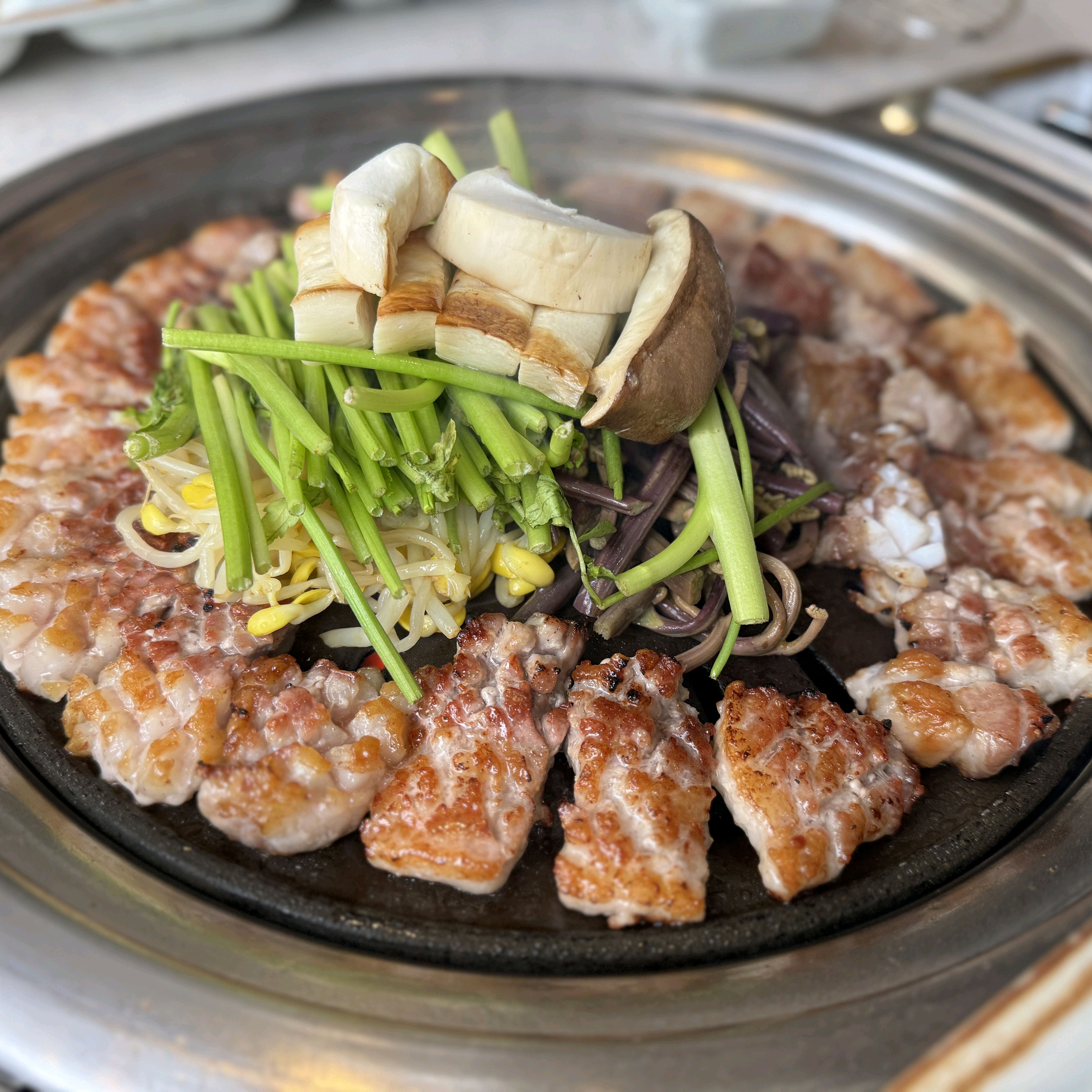 봉명동고기집 육풍!! 직원분이 고기를 맛있게 구워주심^^ 고기와 같이 곁들여 먹을 반찬이 - 대전 맛집 육풍 대전봉명점