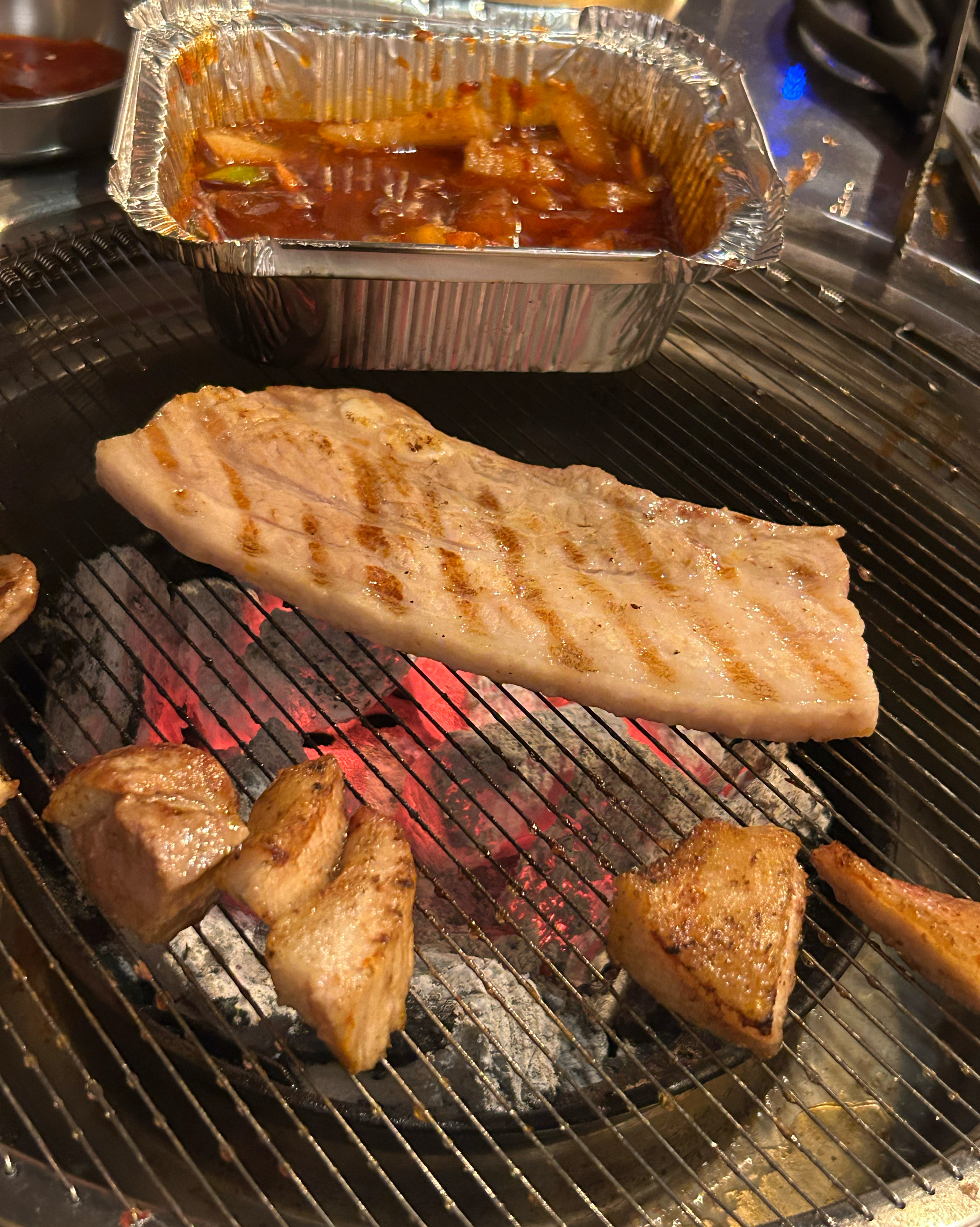 맛있어서 정신없이 먹다가 사진 찍었는데 여기 소갈비살이 진짜 맛있어요!! 서비스로 주시는
