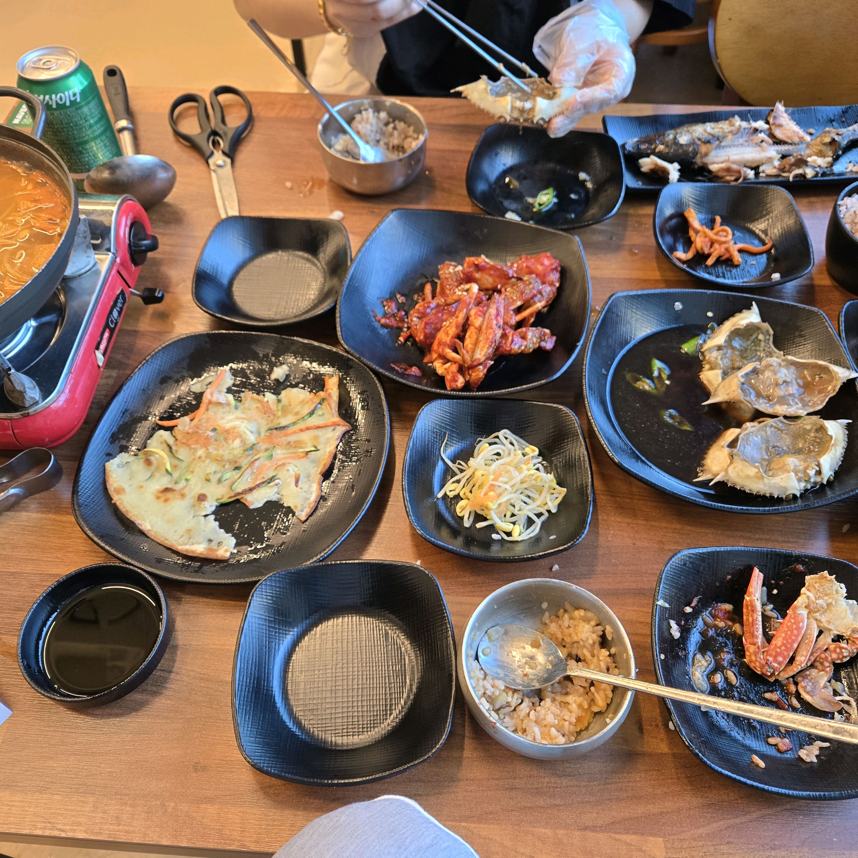 밑반찬들이 너무 맛있고 간장게장은 특히 짜지도 않고 너무 맛있어요 - 인천 맛집 간장게장 무한리필 꽃게생각
