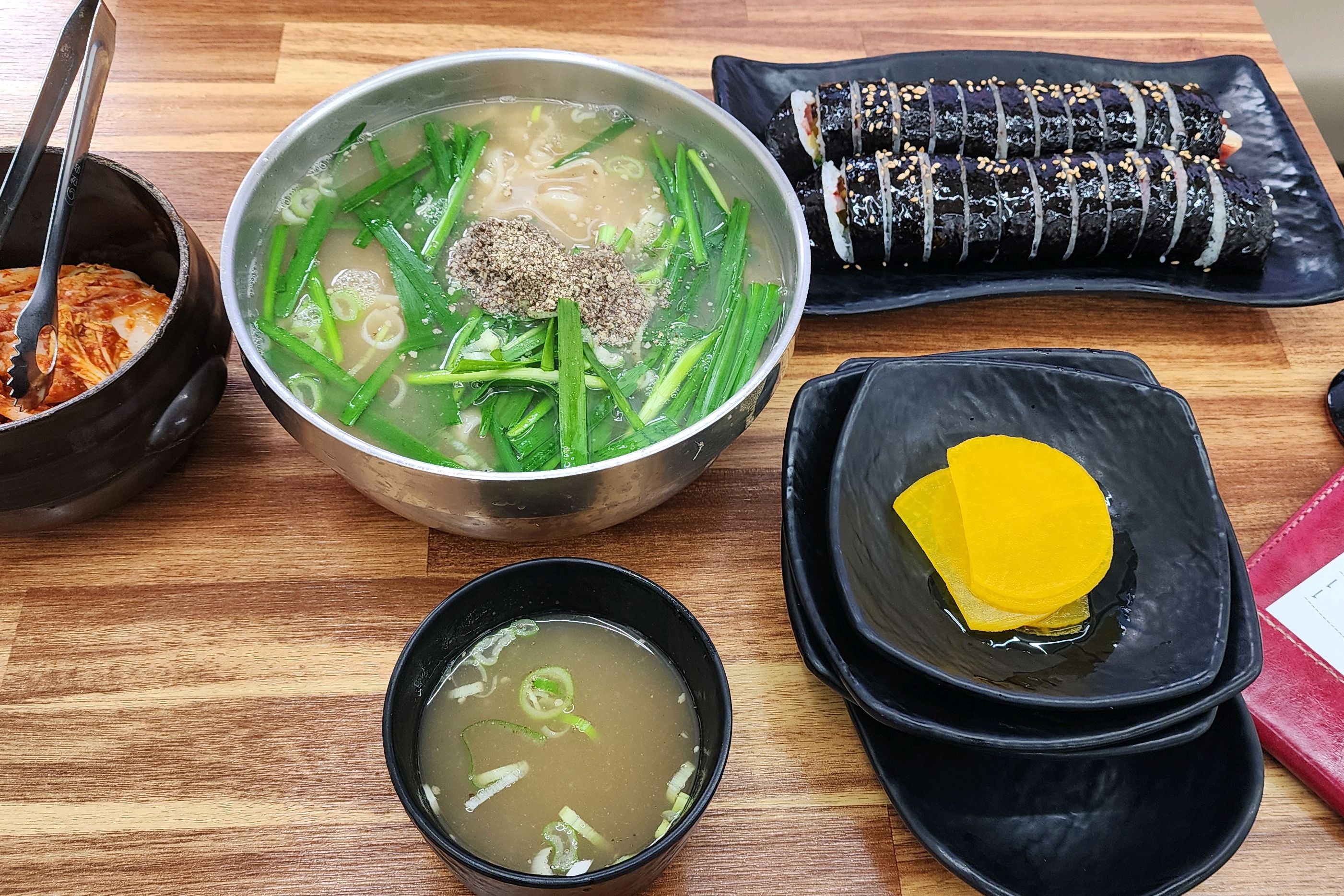 간장맛이 나는 유부가 들어간 김밥이 맛있고 도톰한  칼국수  또한 맛있어요 - 대전 맛집 미소본가스마일칼국수