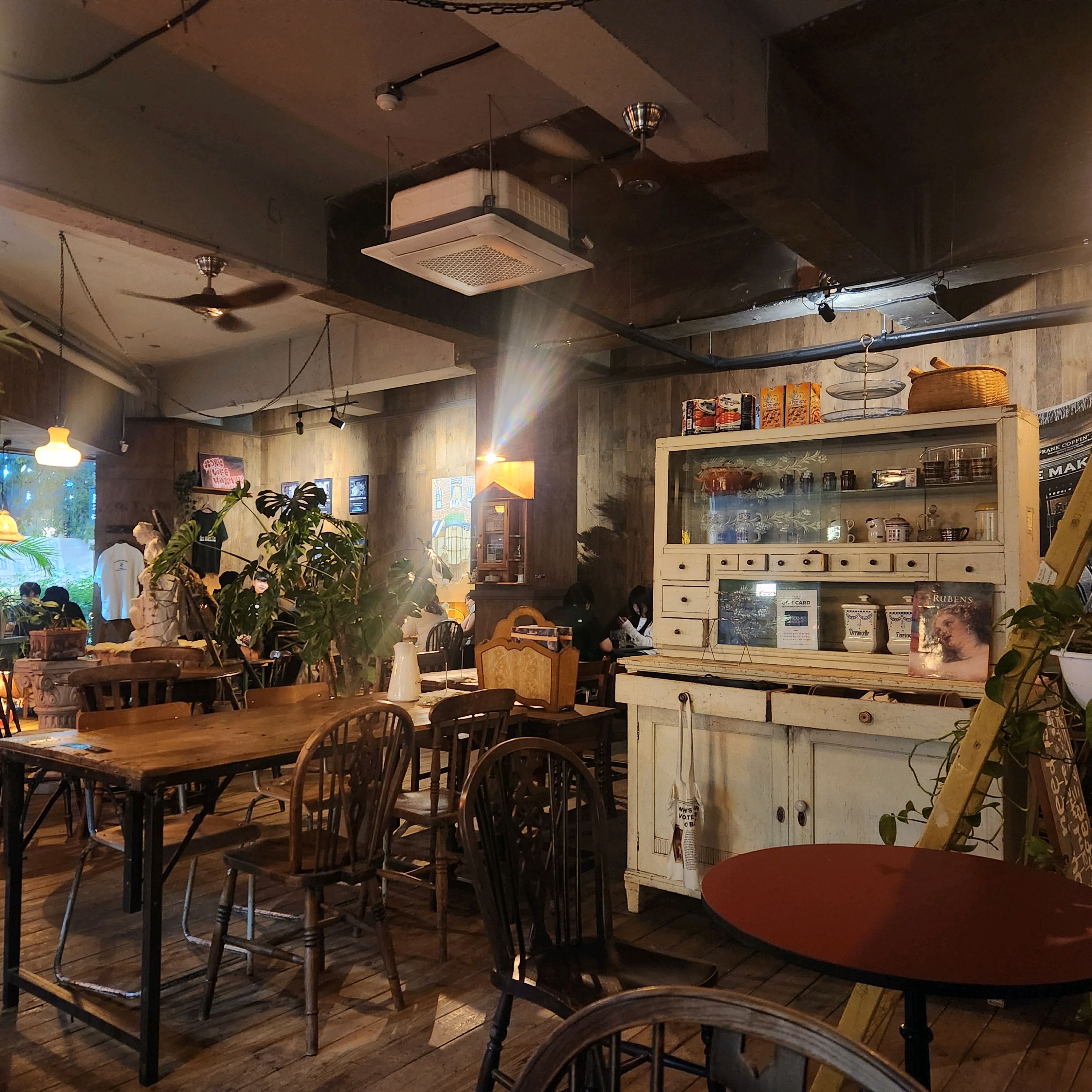 분위기도 좋고 오픈테라스라서 바람쐬기도 즇은것 같아오ㅎㅎ 망고스무디 망고도 많이 들어가있고