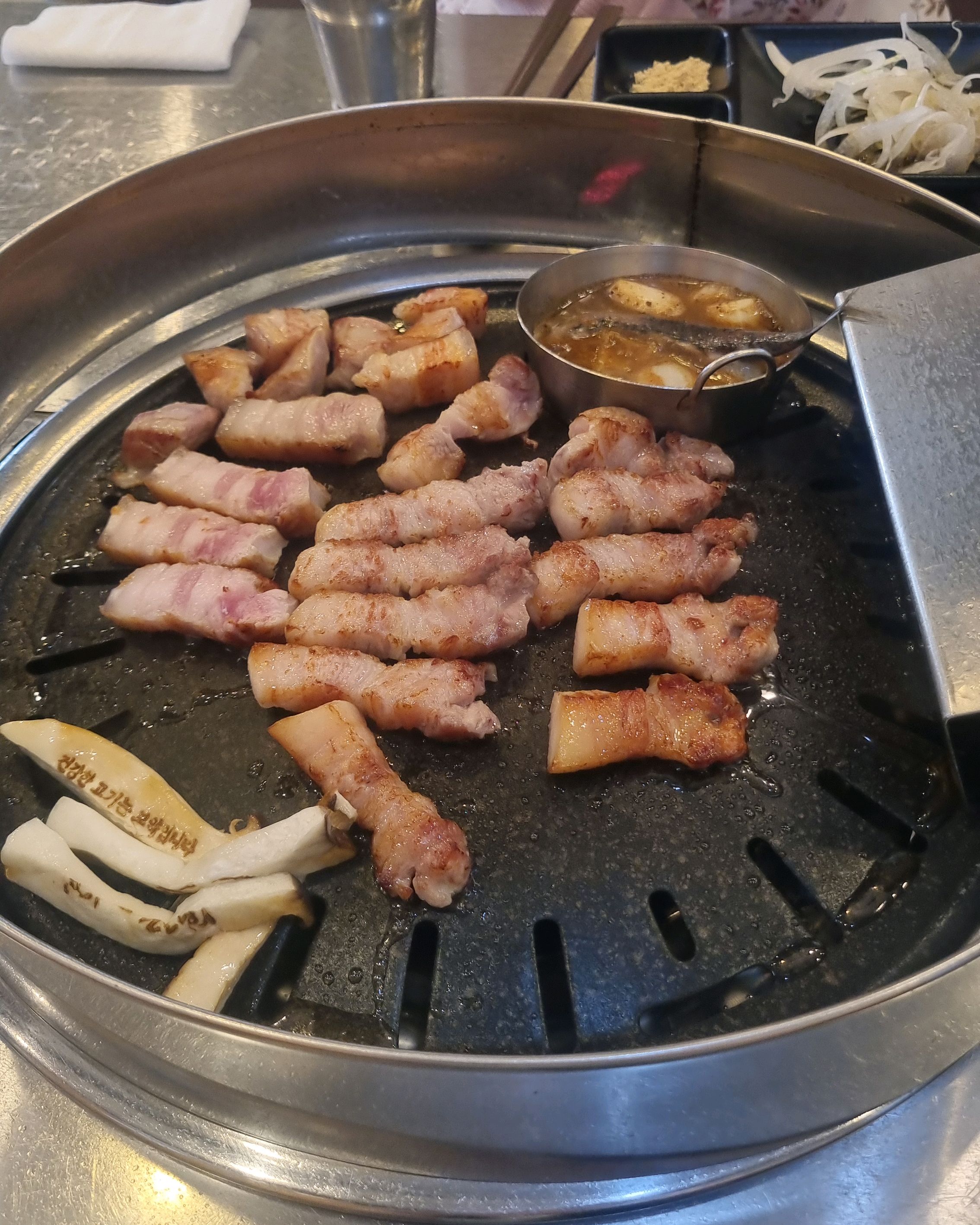 맛있다고 해서 주말에 방문했는데 정말 맛있고 고기 질도 좋네요~ 반찬도 다 맛있었어요! - 대구 맛집 돈모닝 수성못 본점