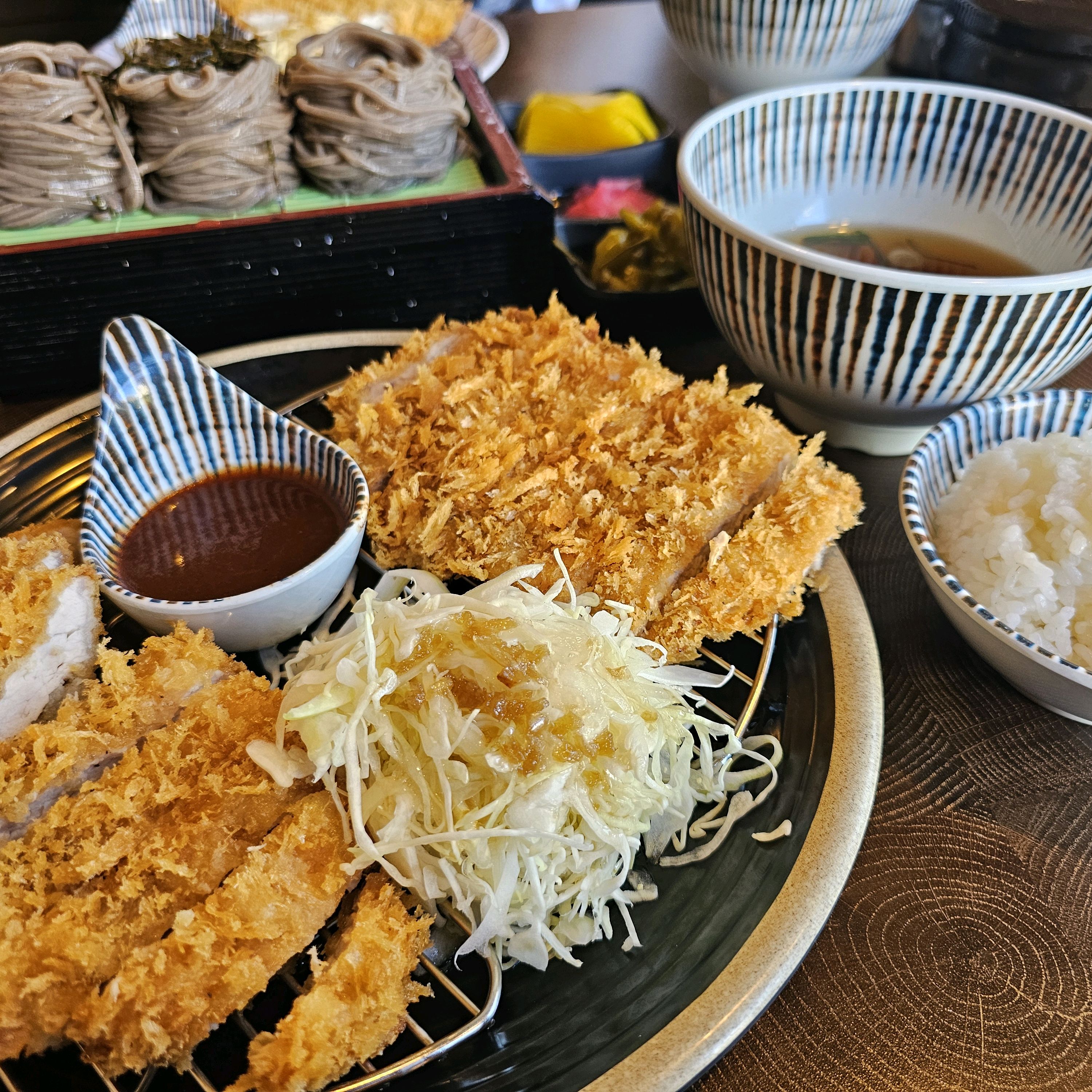 육즙 가득한 겉바 속촉돈까스 너무맛있게 먹었고 - 오산 맛집 삼동소바 오산점