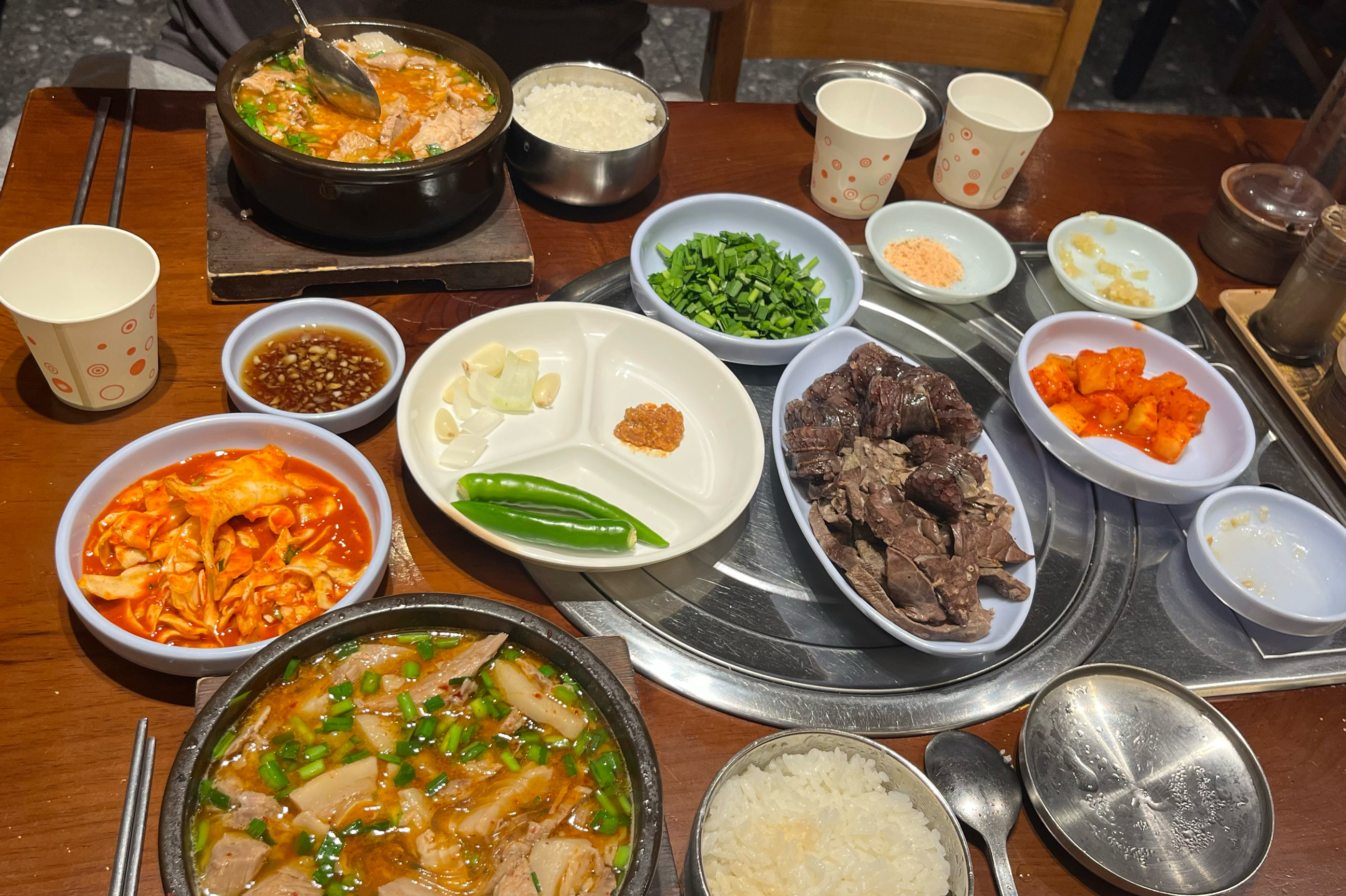 음식도 맛있고 빠르게 나오며 직원들도 친절해서 좋아요~ 순대랑 무침회는 무제한으로 먹을 수