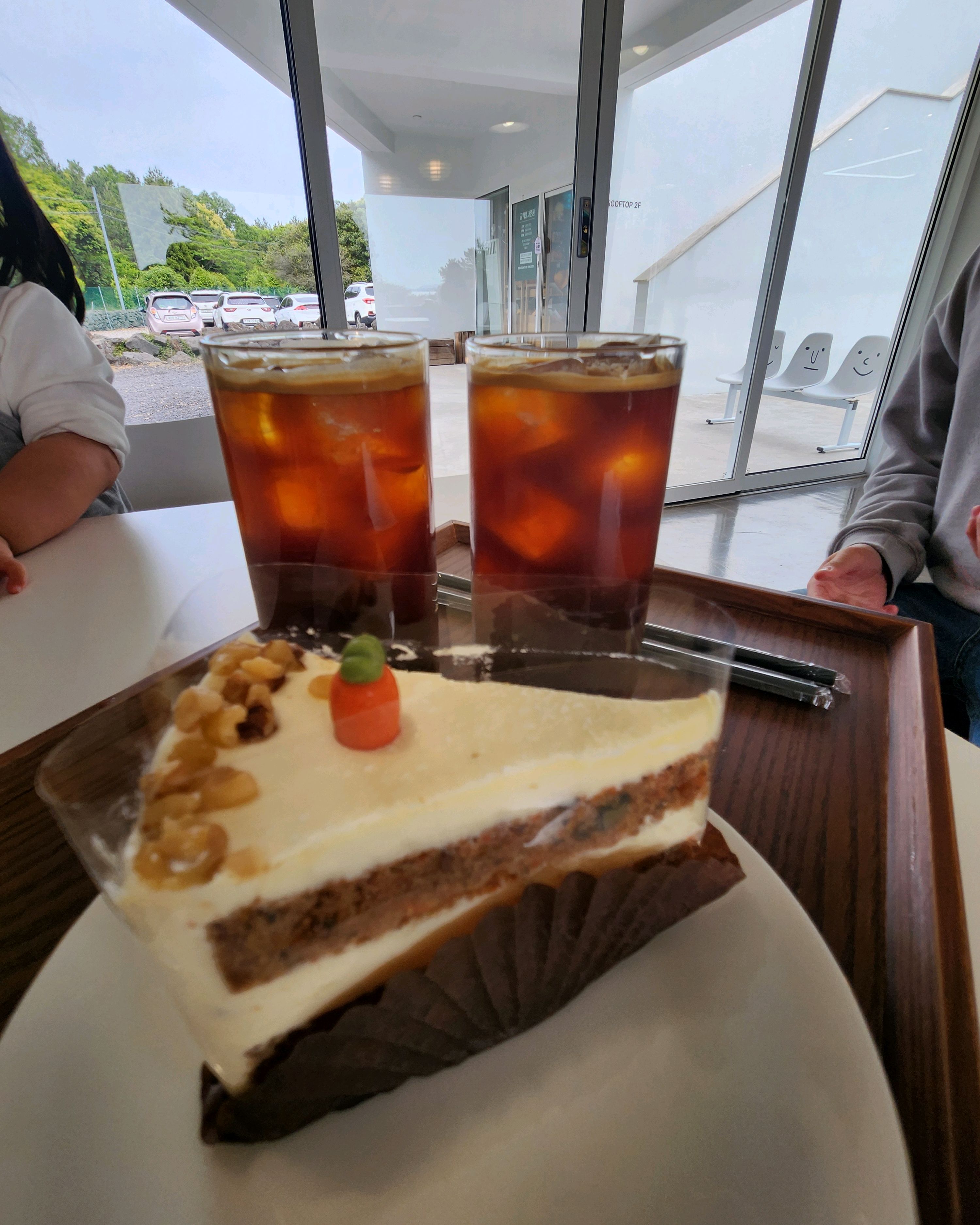 귀여운 소품들이 많이 있어요. 사진찍으라고 빌려주는데 퀄리티가 다 좋아요! 커피도 맛있고~
