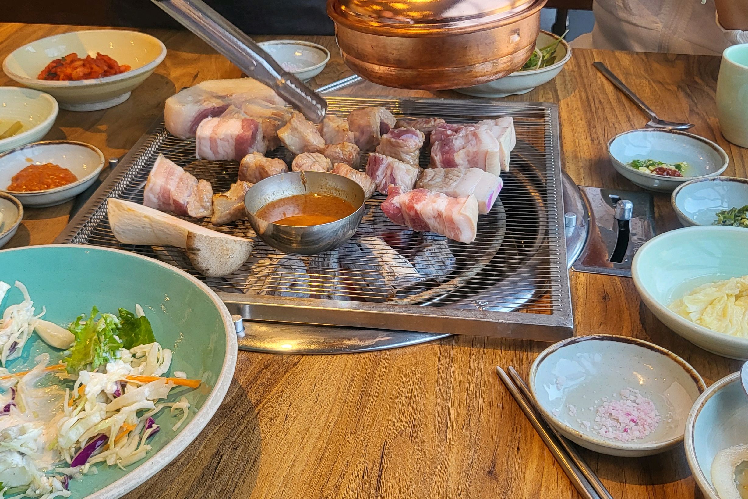 고기가 부드럽고 맛있고 찬들이 깔끔하고 분위기도 좋은 사람들과 먹기 좋아요 - 인천 맛집 칠돈가 청라점