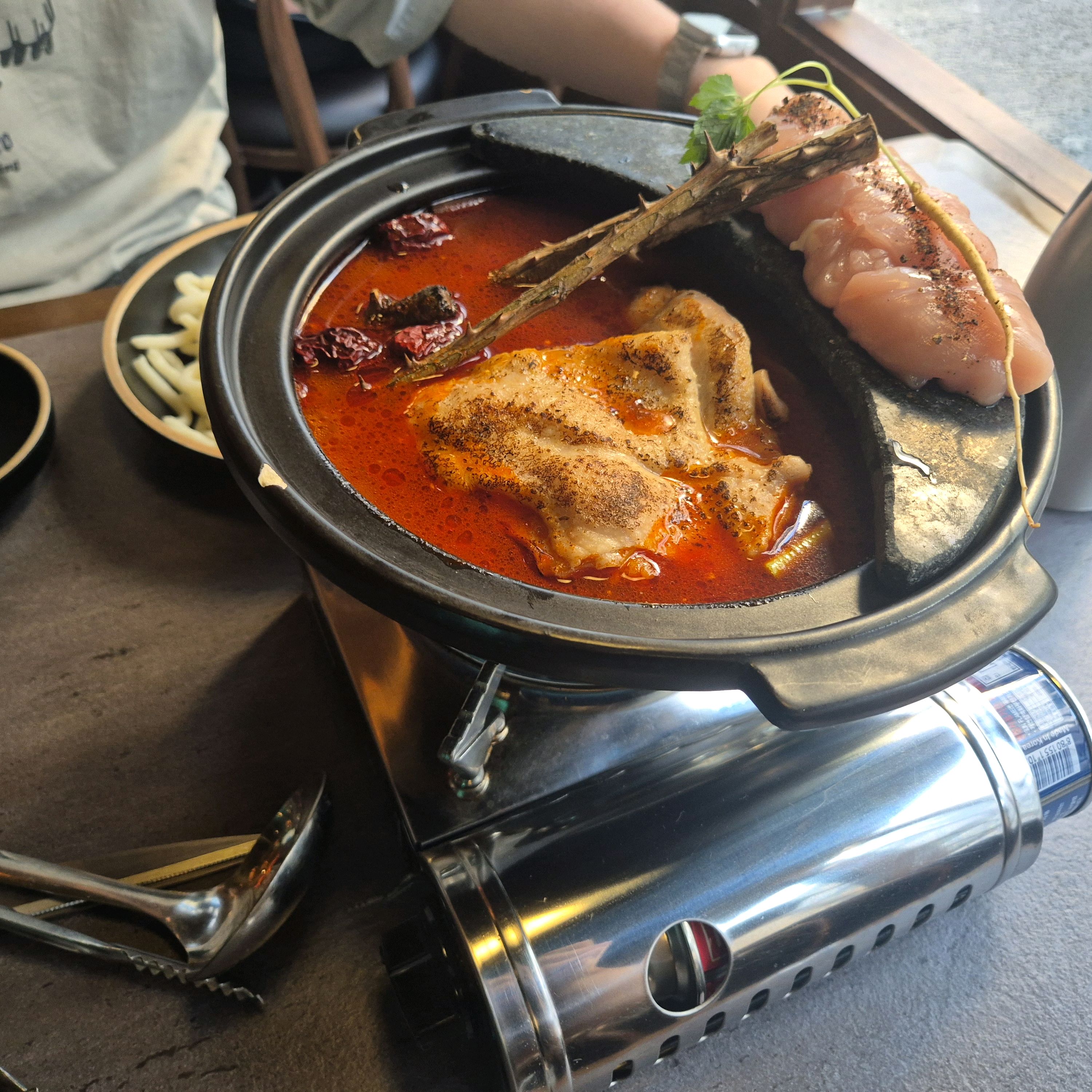 얼큰해장닭전골 먹었는데 정말 속이 풀리는 기분이었습니다. 일요일 저녁의 닭전골은 평일의 고