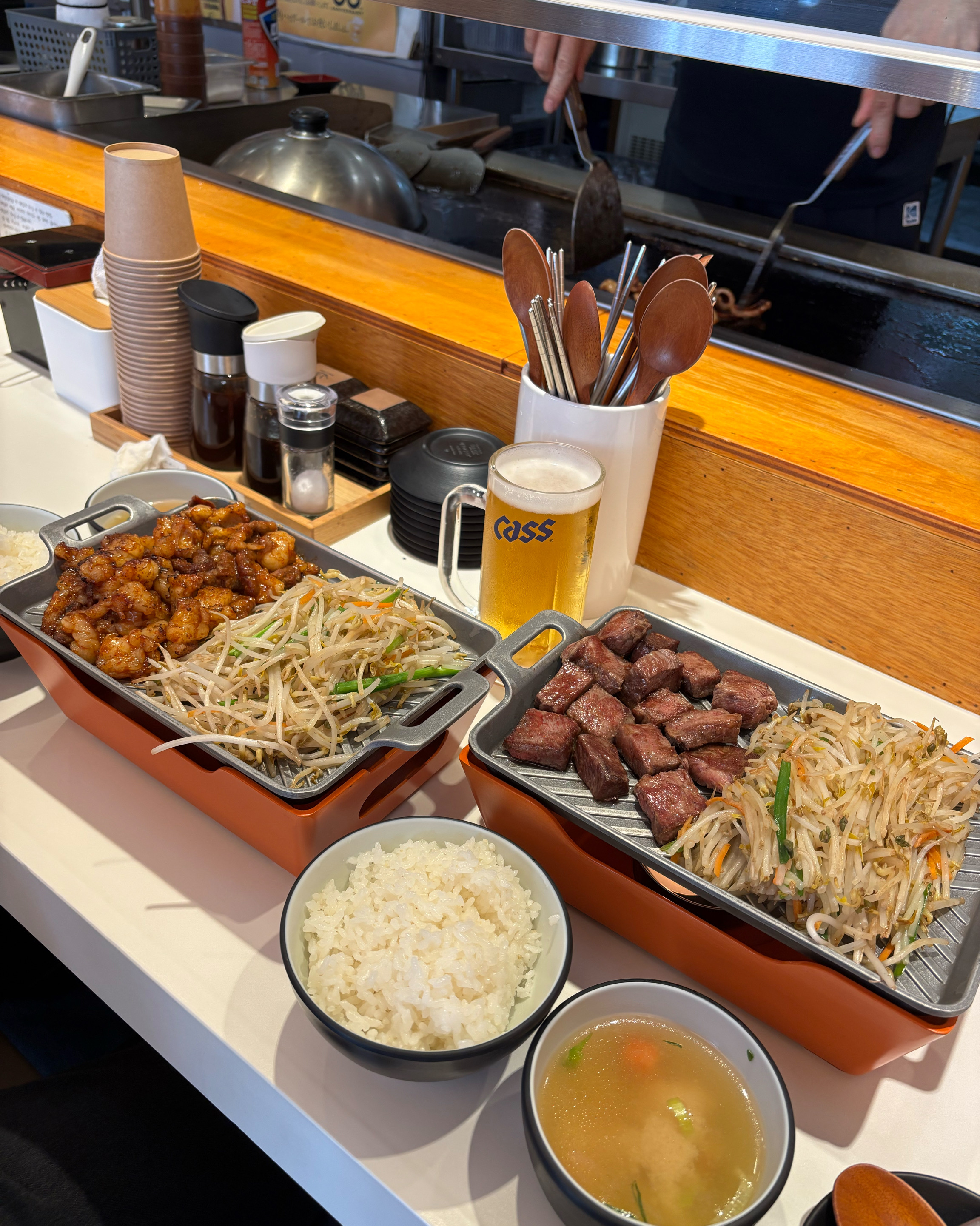 비쥬얼부터 아주 맛있게 생겼고 실제로 맛도 있습니다고기가 부드럽고 숙주도 굉장히 맛있어요