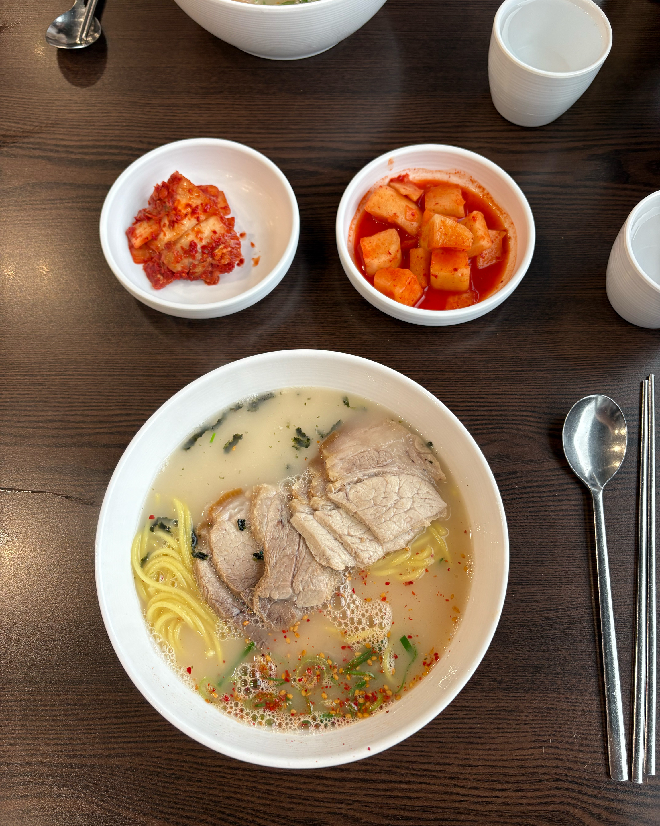 첫 국물 한입부터 끝내줍니다 너무 맛있어요 ! 고기도 야들하니 최고에요 - 제주 맛집 자매국수