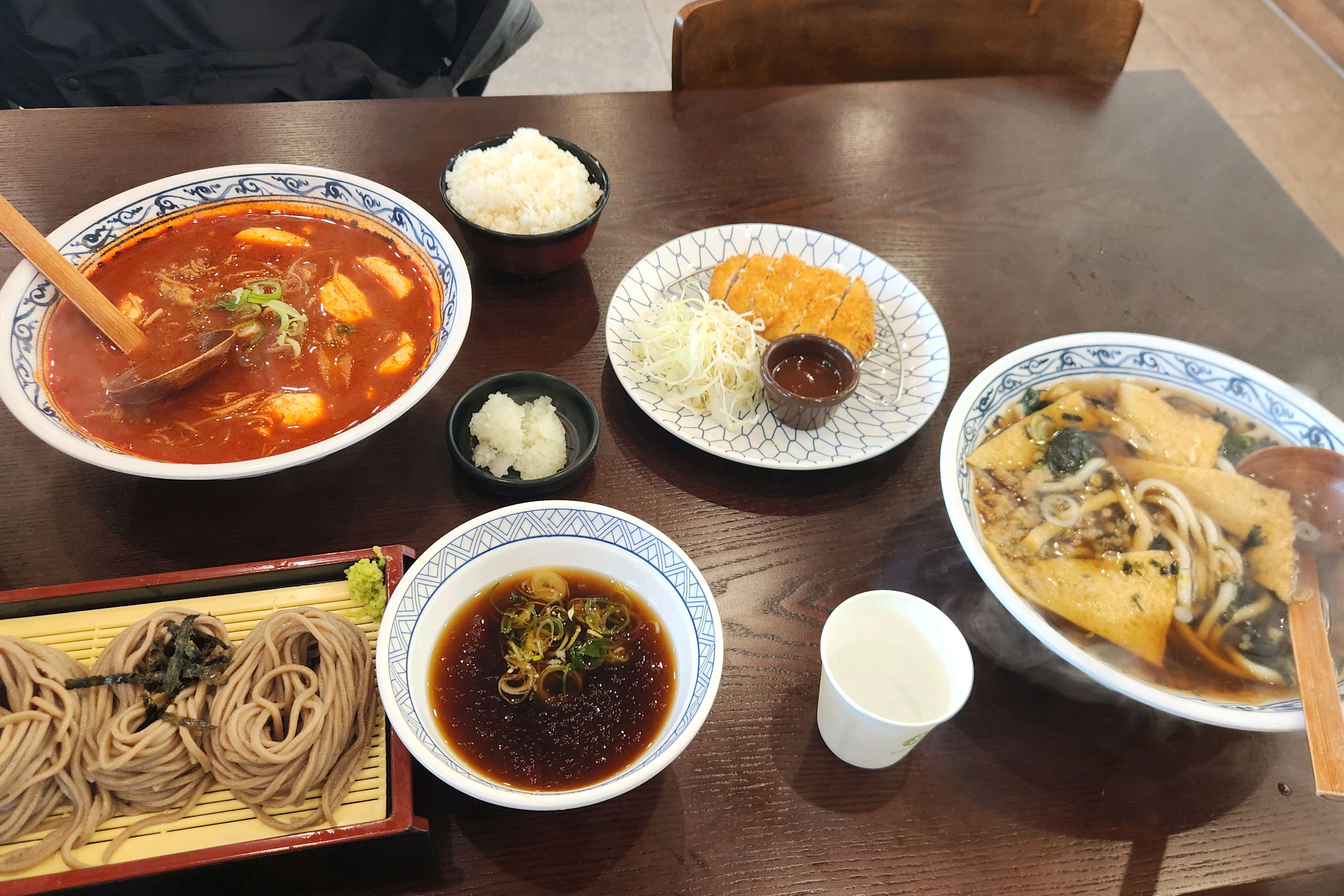 소바와 사누끼 우동 모두 면이 쫀득하고 맛있습니다. 가격 만큼 가치가 있습니다. 소바 국