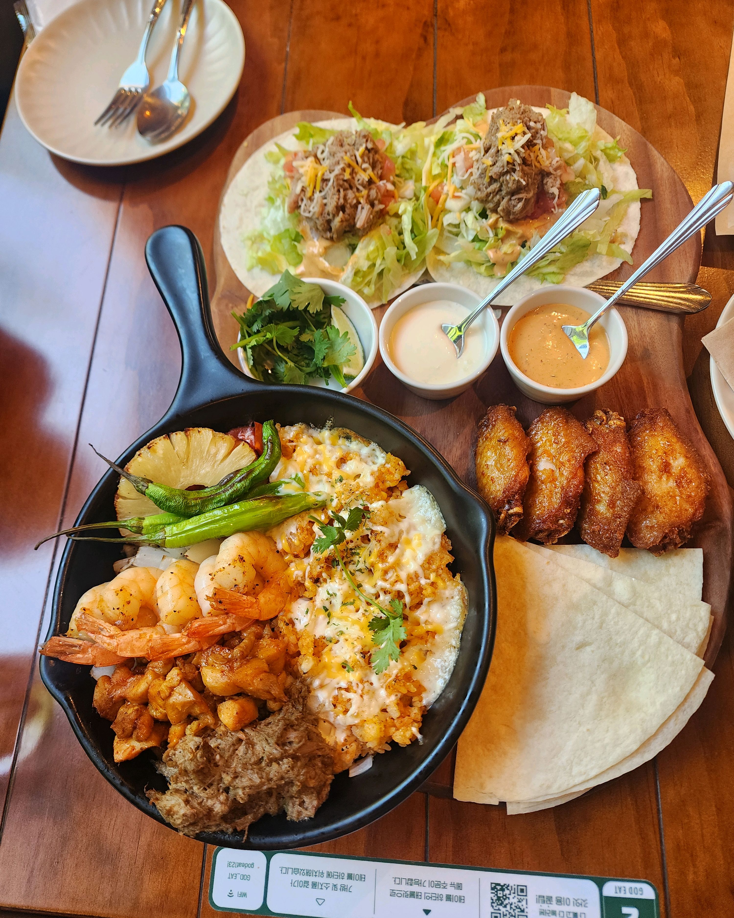 가족과 함께 패밀리 세트 먹어봤는데 맛있고 추천해요 매장도 깔끔하고 좋아요 색다른 식사를
