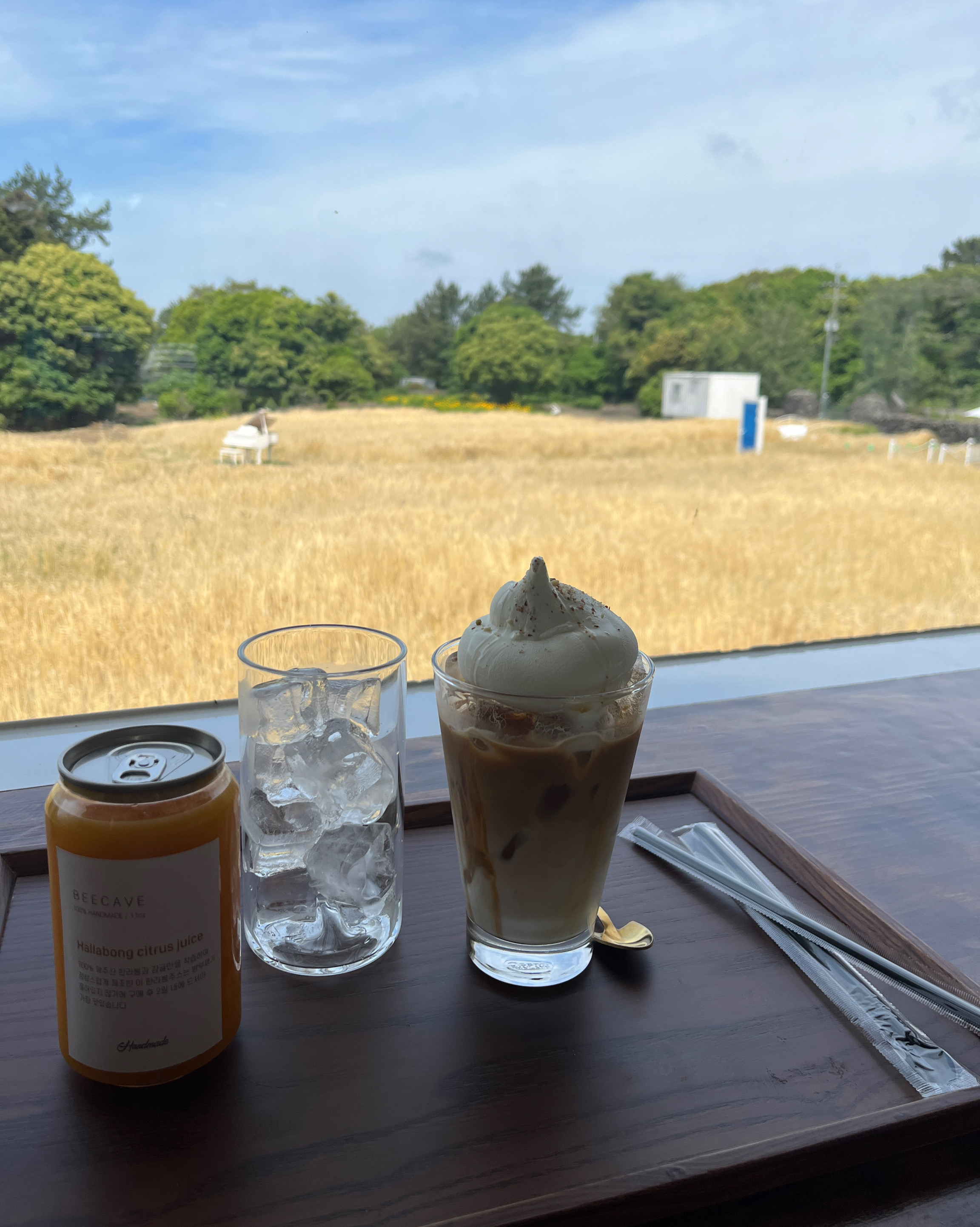 음료가 너무 맛있어요. 뷰가 너무 좋아서 사진 찍기도 너무 예쁘고 좋아요. 소품도 준비되어